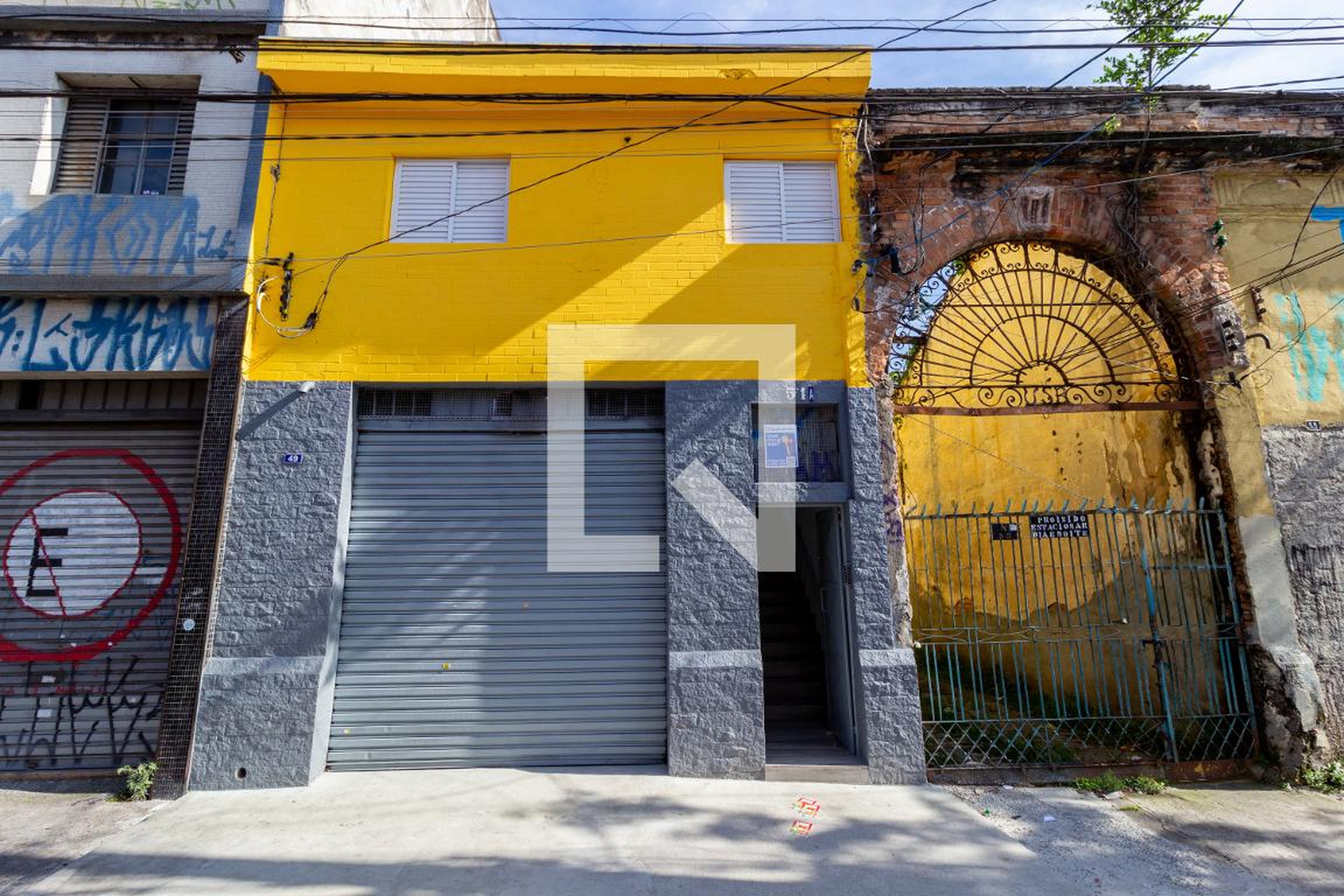 Fachada Condomínio em Rua Luís Pacheco, 49