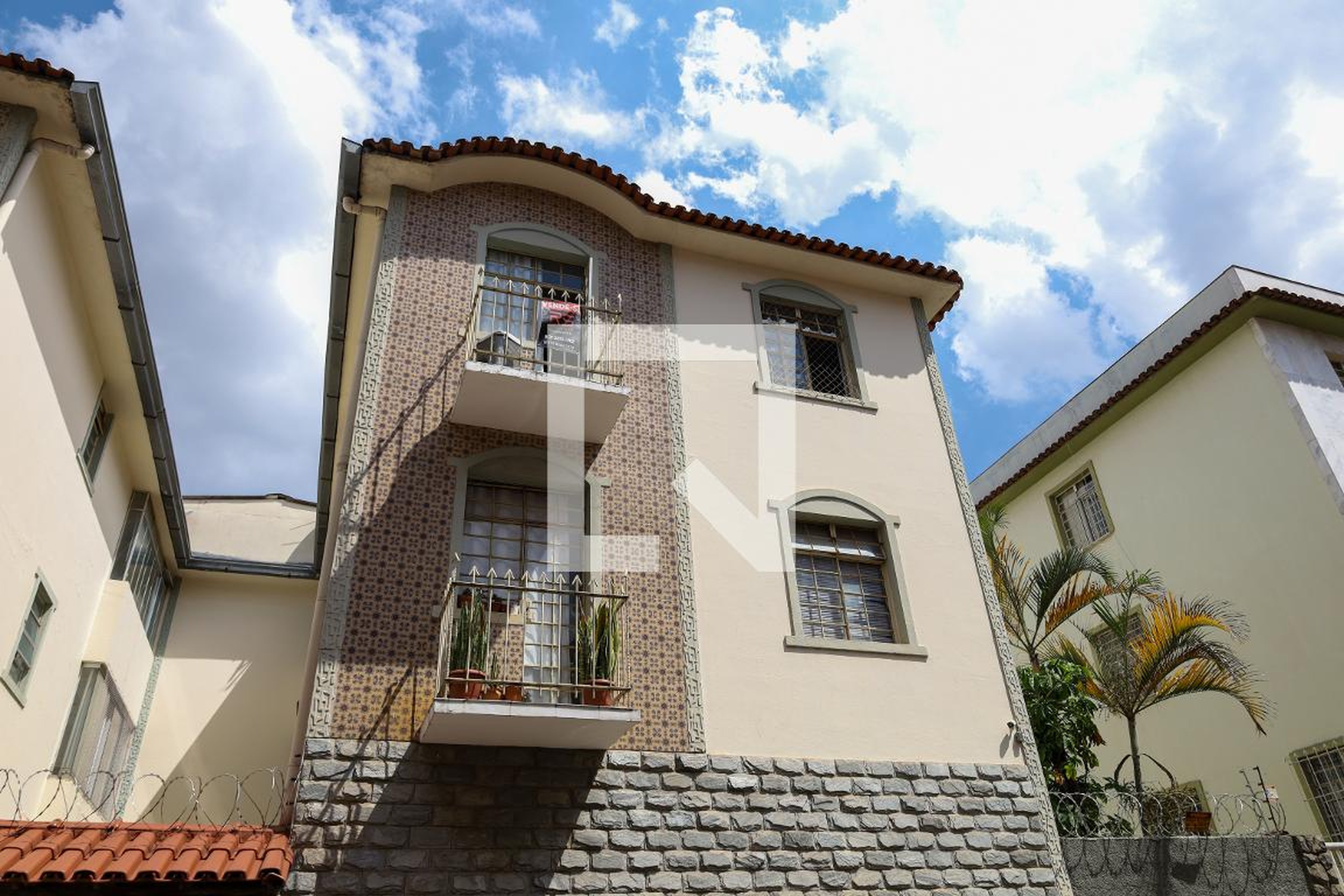 Fachada Condomínio em Rua Açucenas, 777