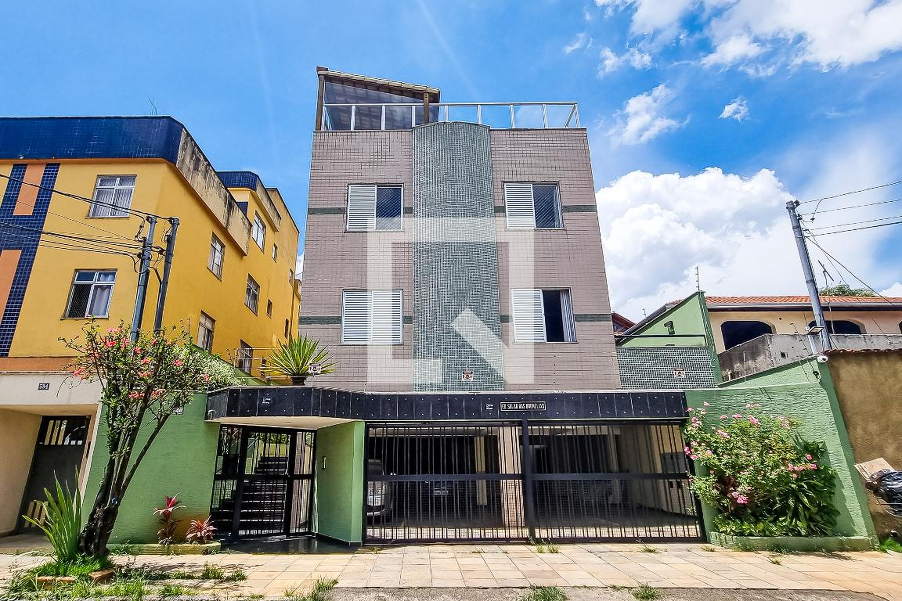 Fachada Condomínio em Rua Maria Cândida de Jesus, 540