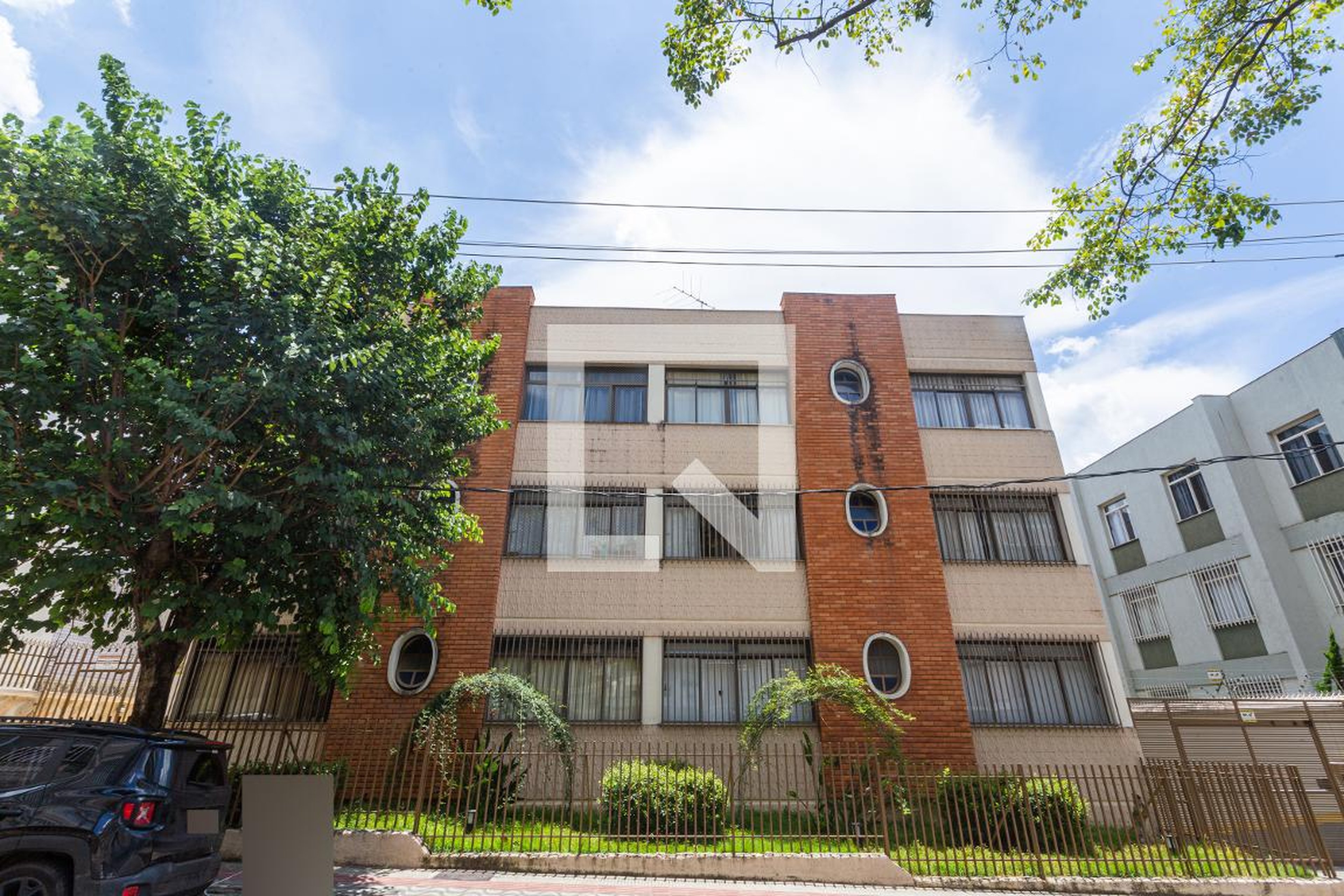Fachada Condomínio em Rua Ramalhete, 81
