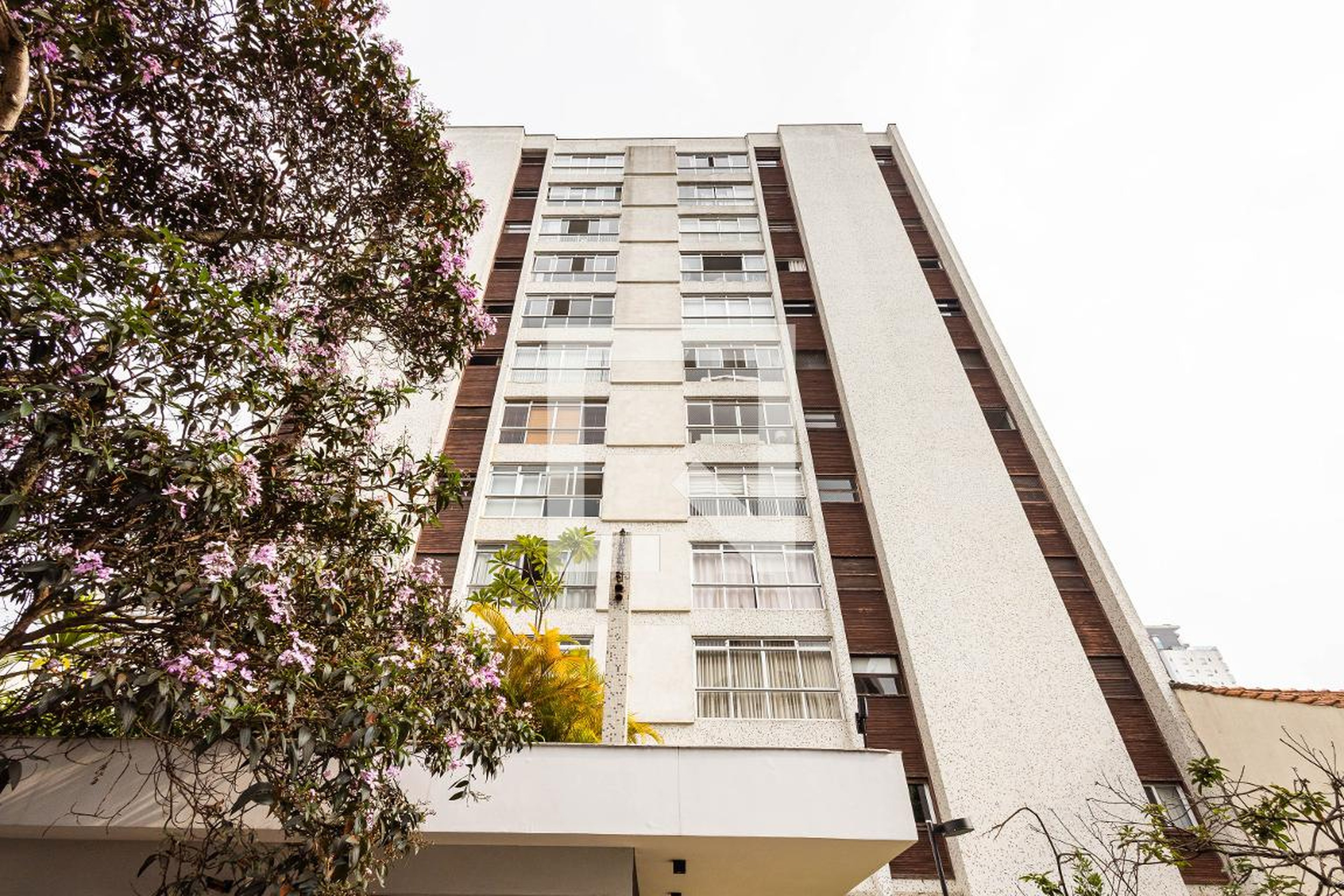 Fachada Condomínio em Rua Marcos Azevedo, 42