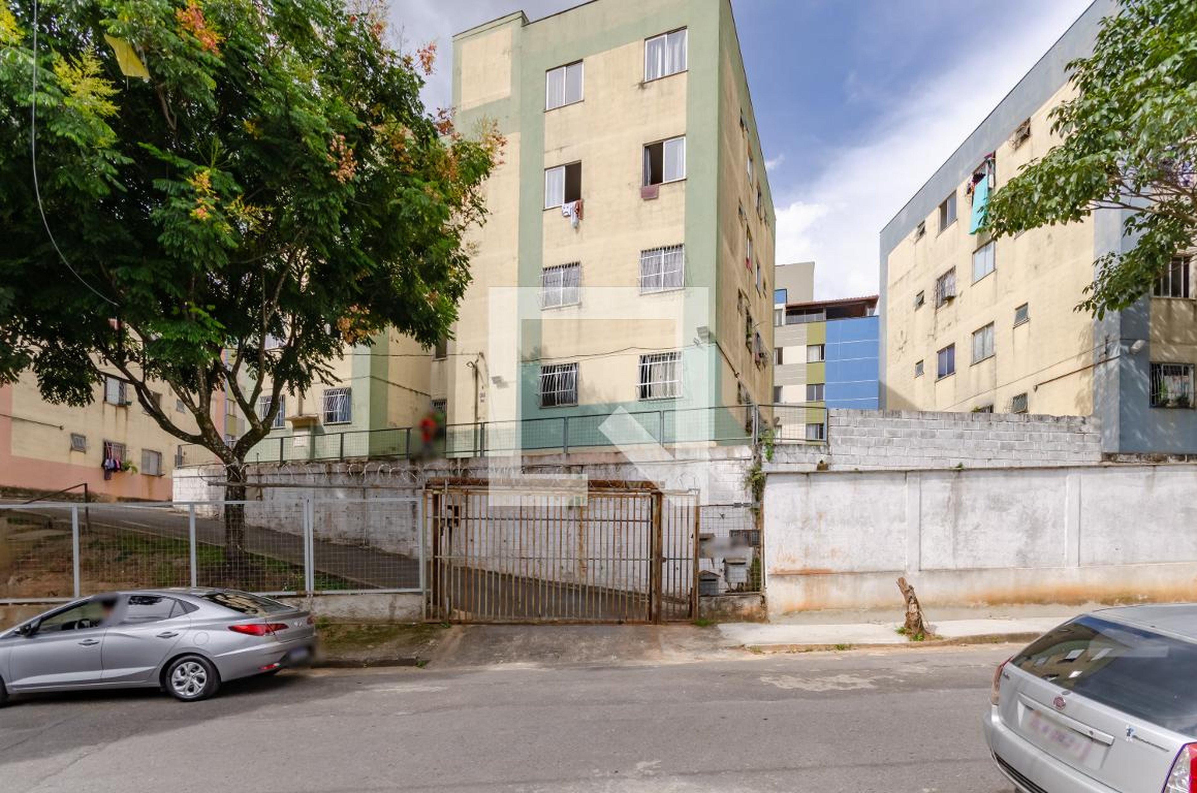 Fachada Condomínio em Rua Carlos Romeu, 171