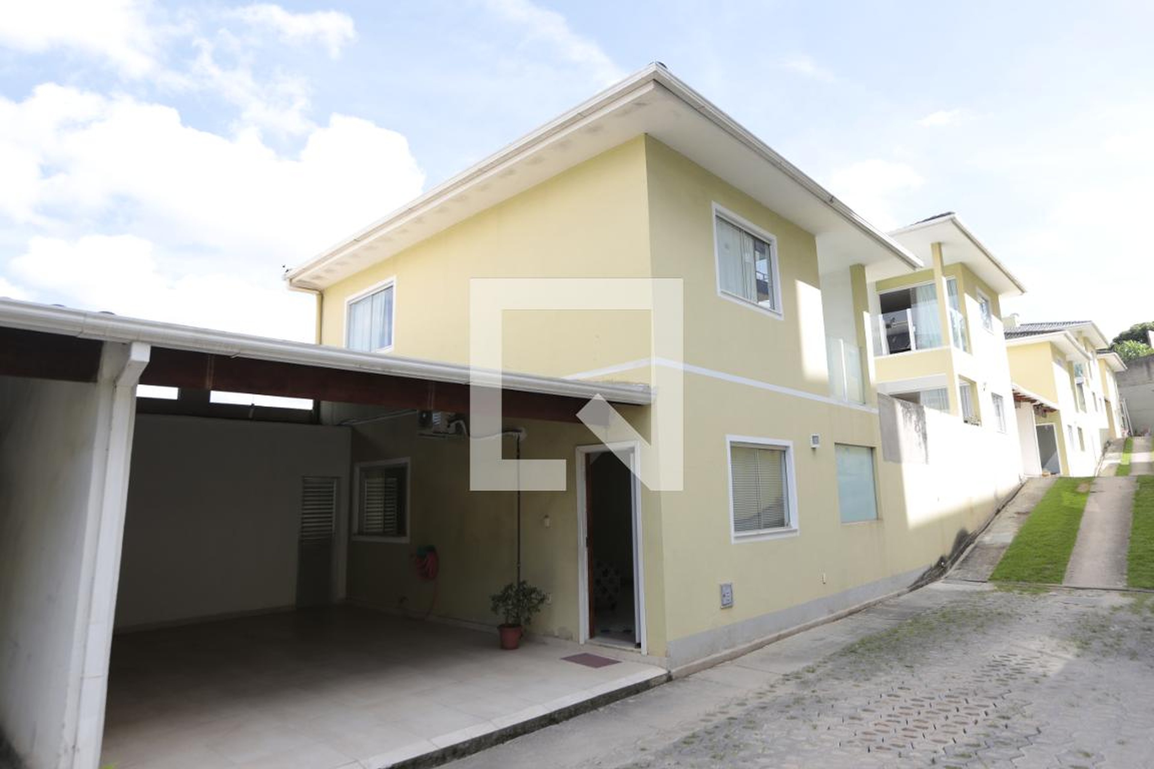 Fachada Condomínio em Rua Professora Estelita Camargos Belém, 321