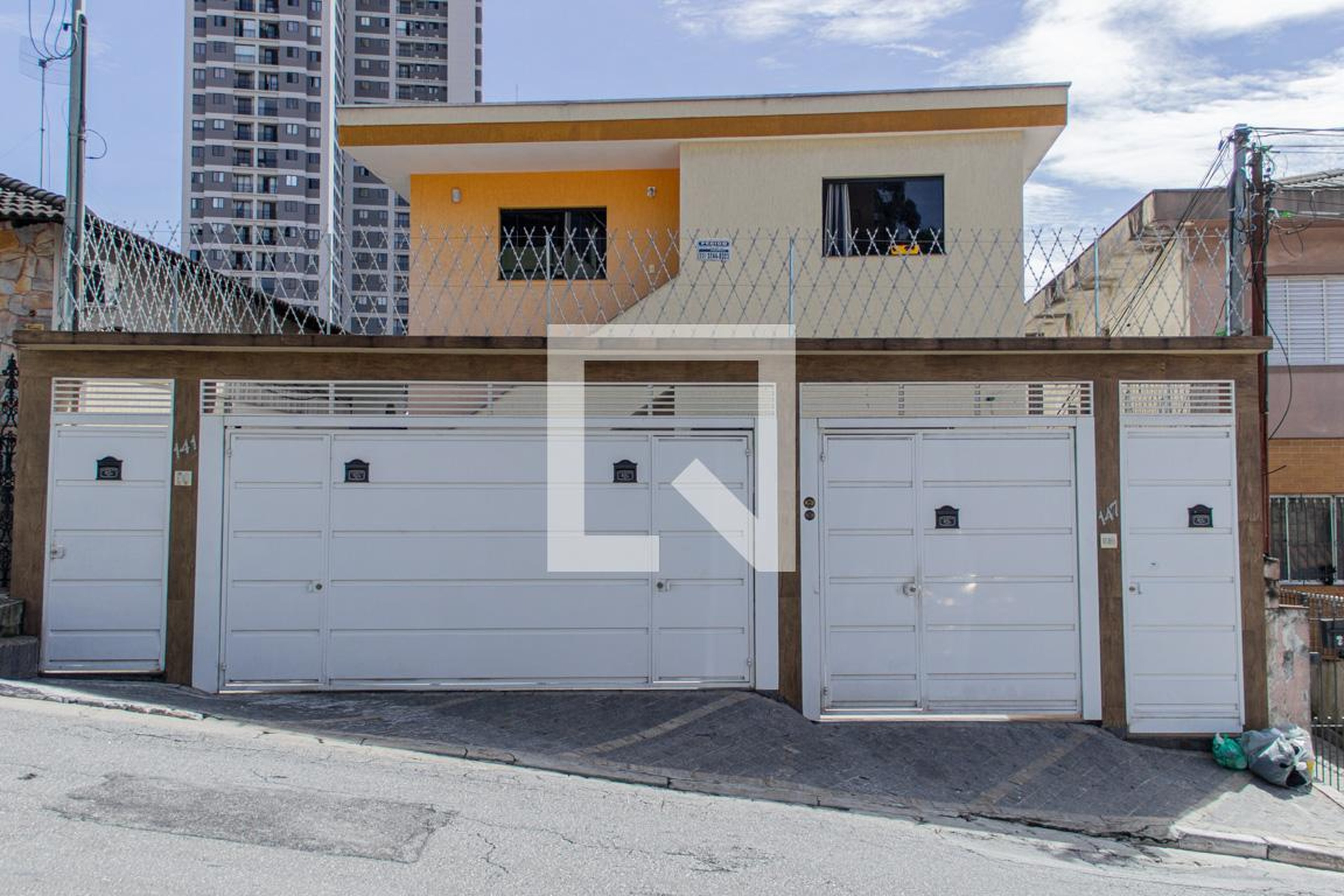 Fachada Condomínio em Rua Alice Garcia Vega, 147