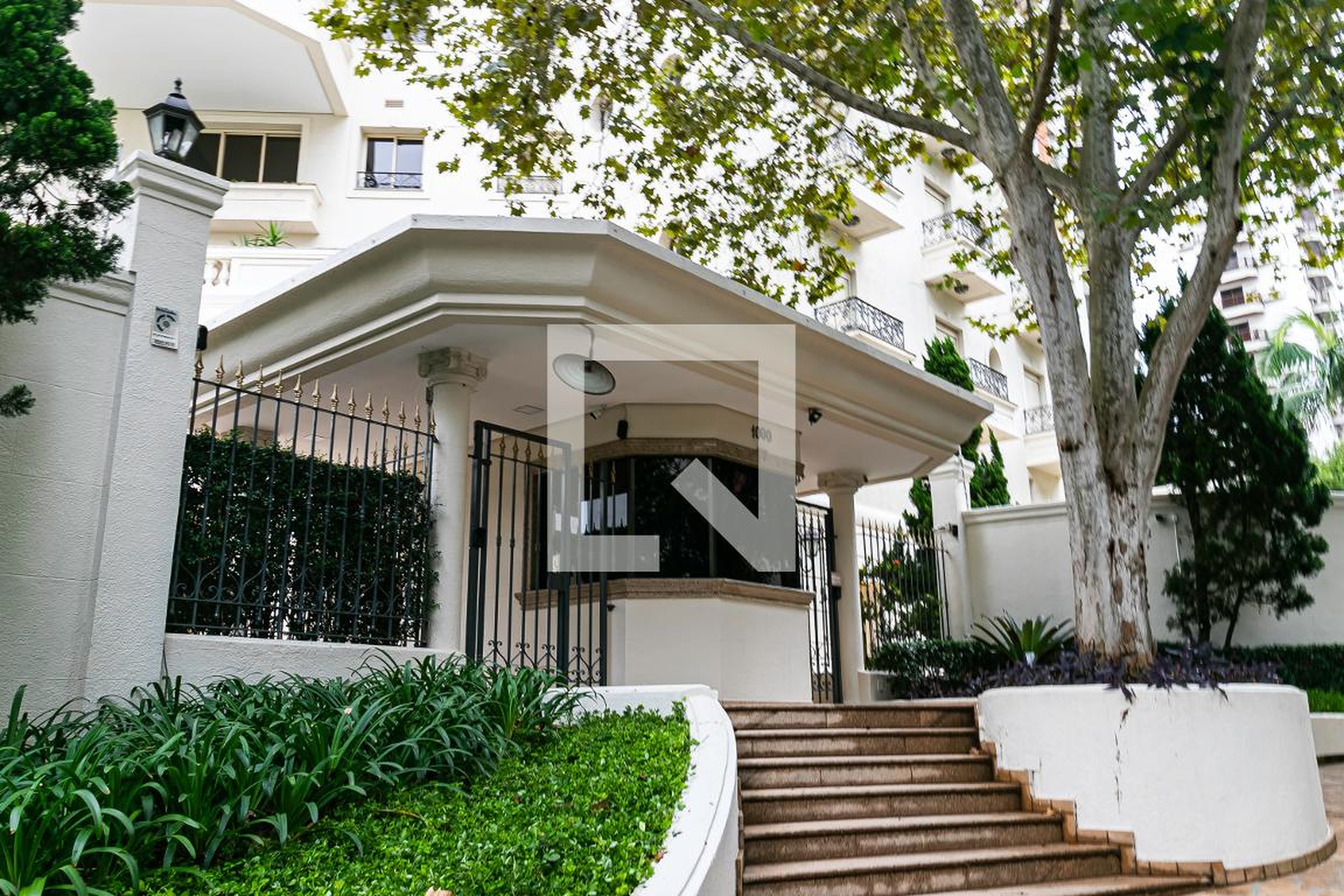 Fachada Condomínio em Rua Itapeti, 1543