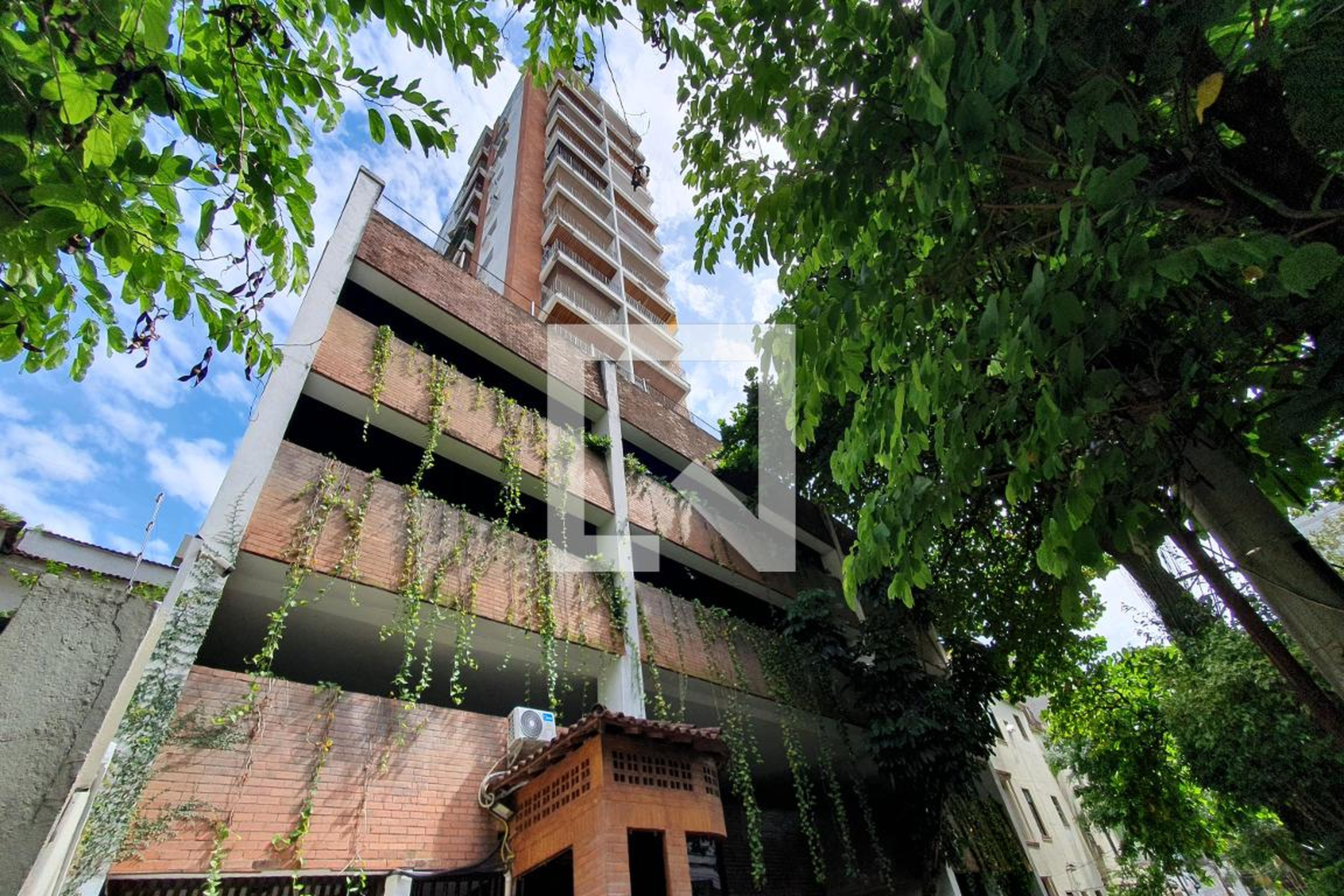 Fachada Condomínio em Rua Carvalho Alvim, 246