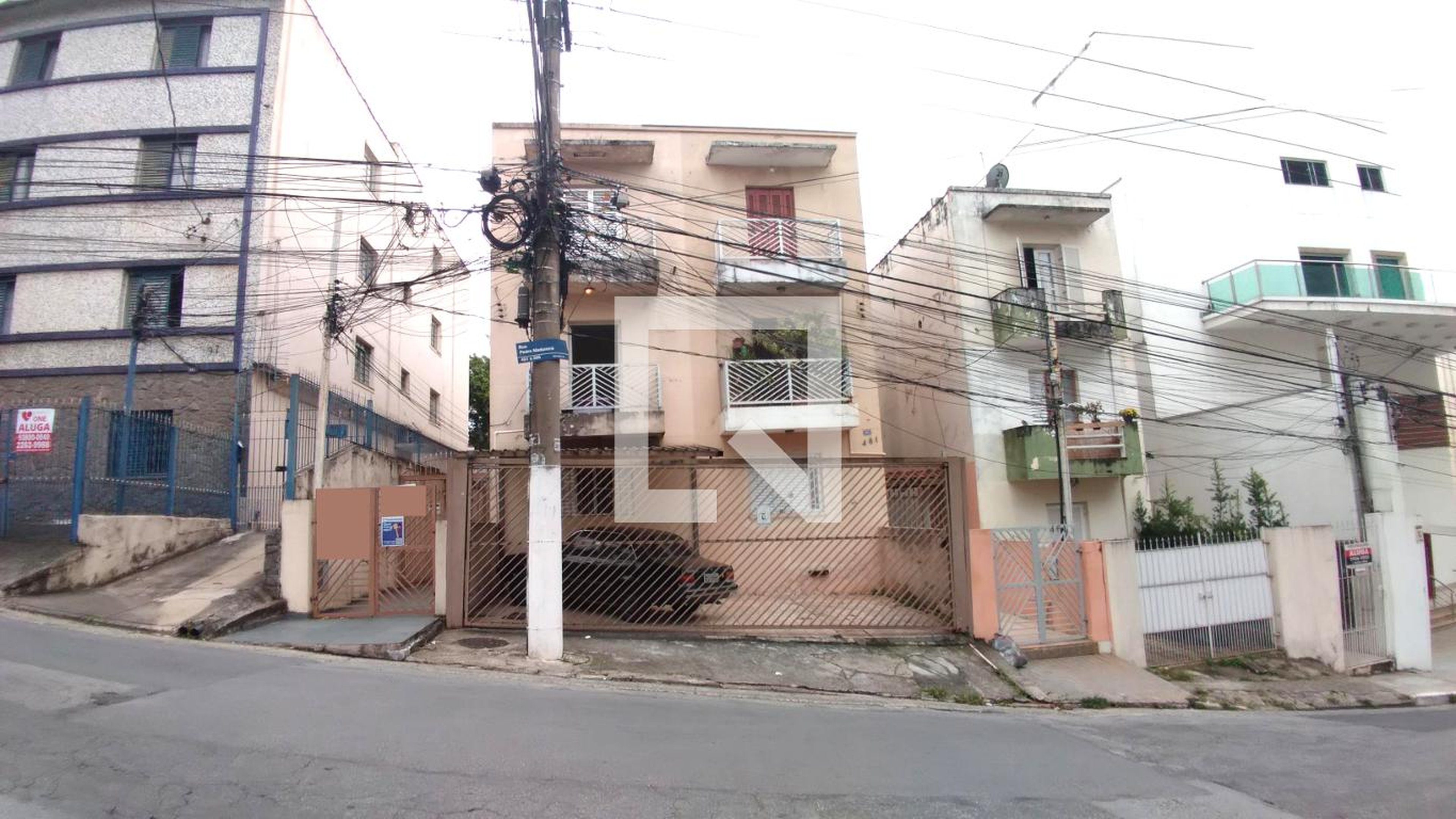 Fachada Condomínio em Rua Pedro Madureira, 451