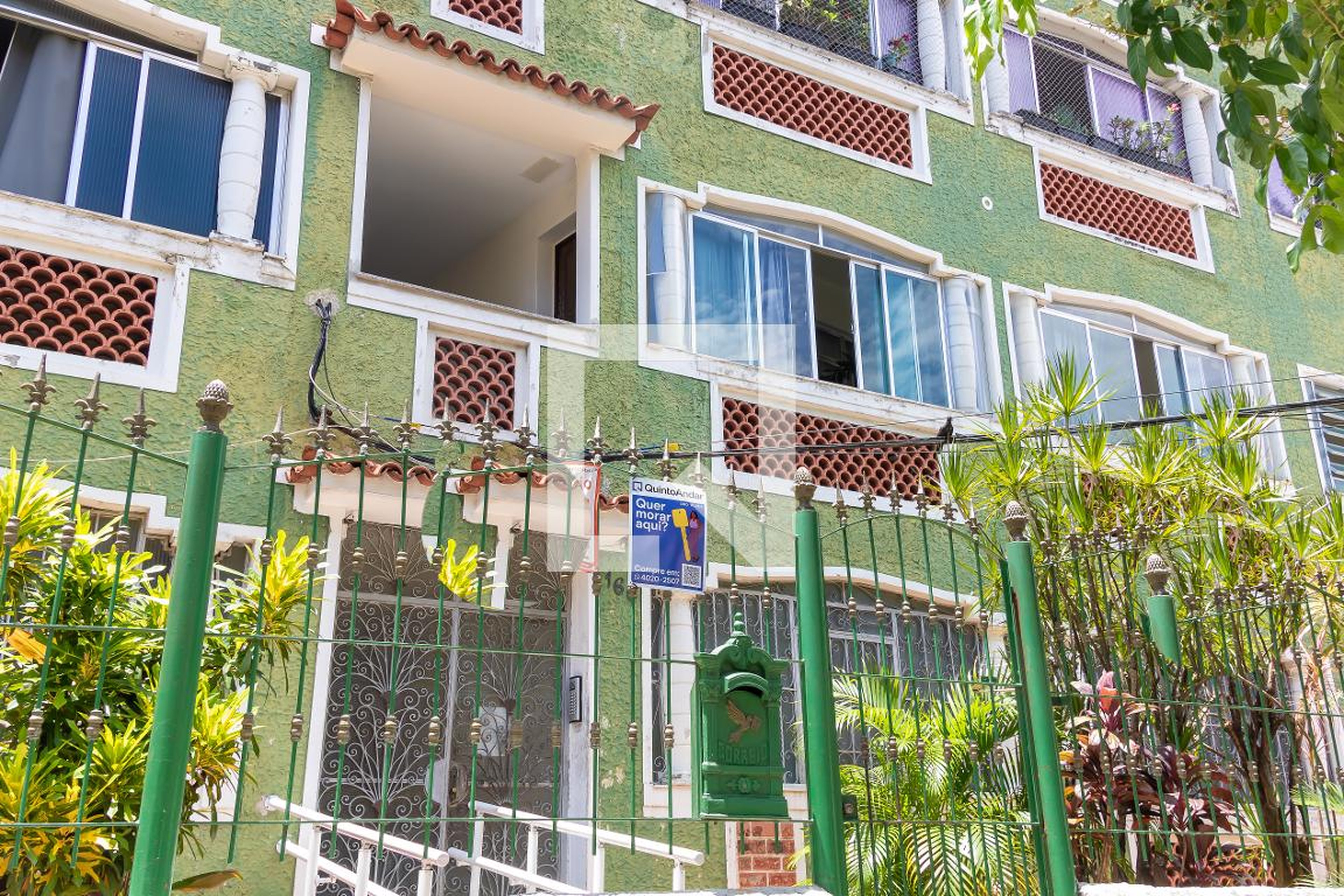 Fachada Condomínio em Rua Sidônio Paes, 166
