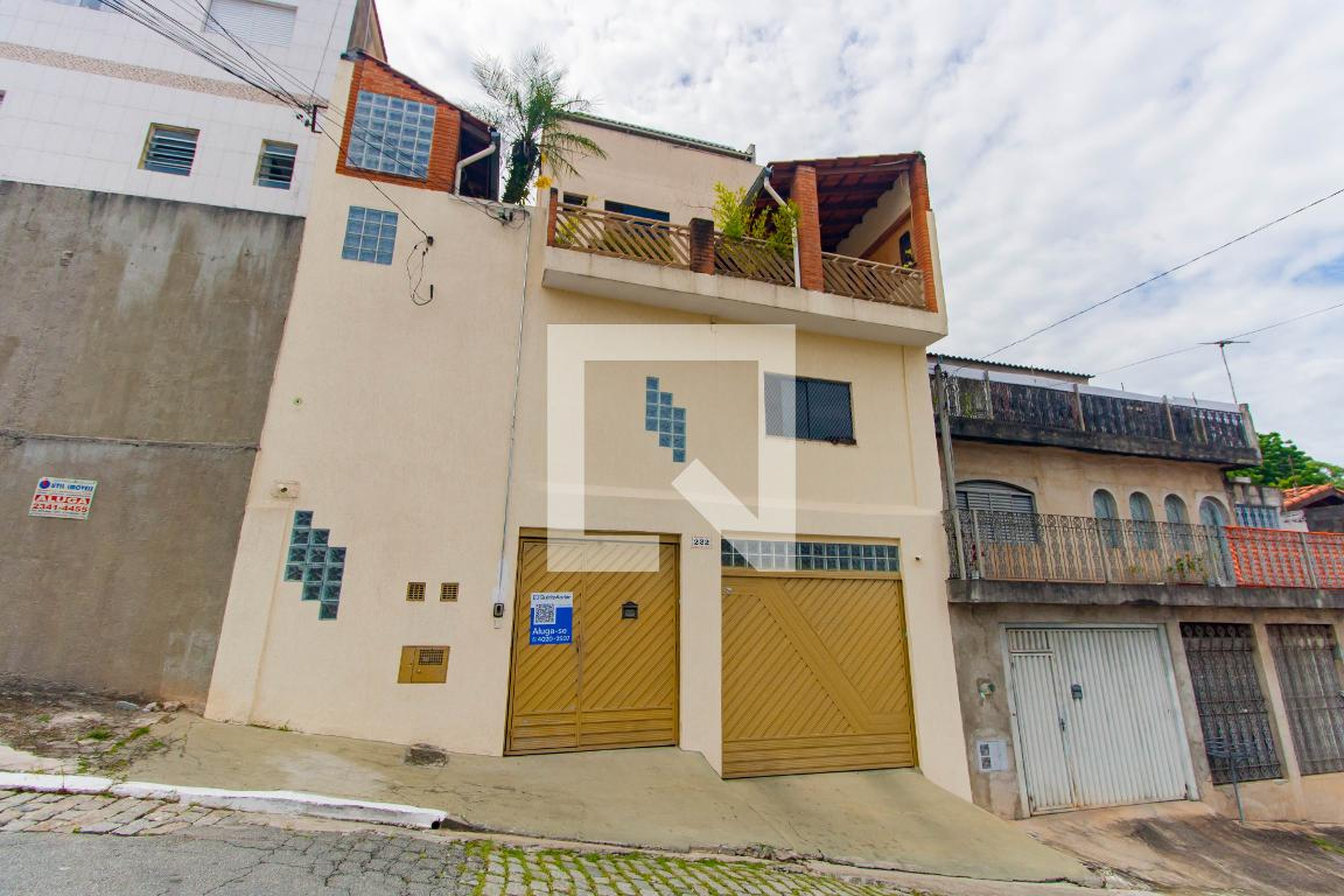 Fachada Condomínio em Rua Ipomeias, 222