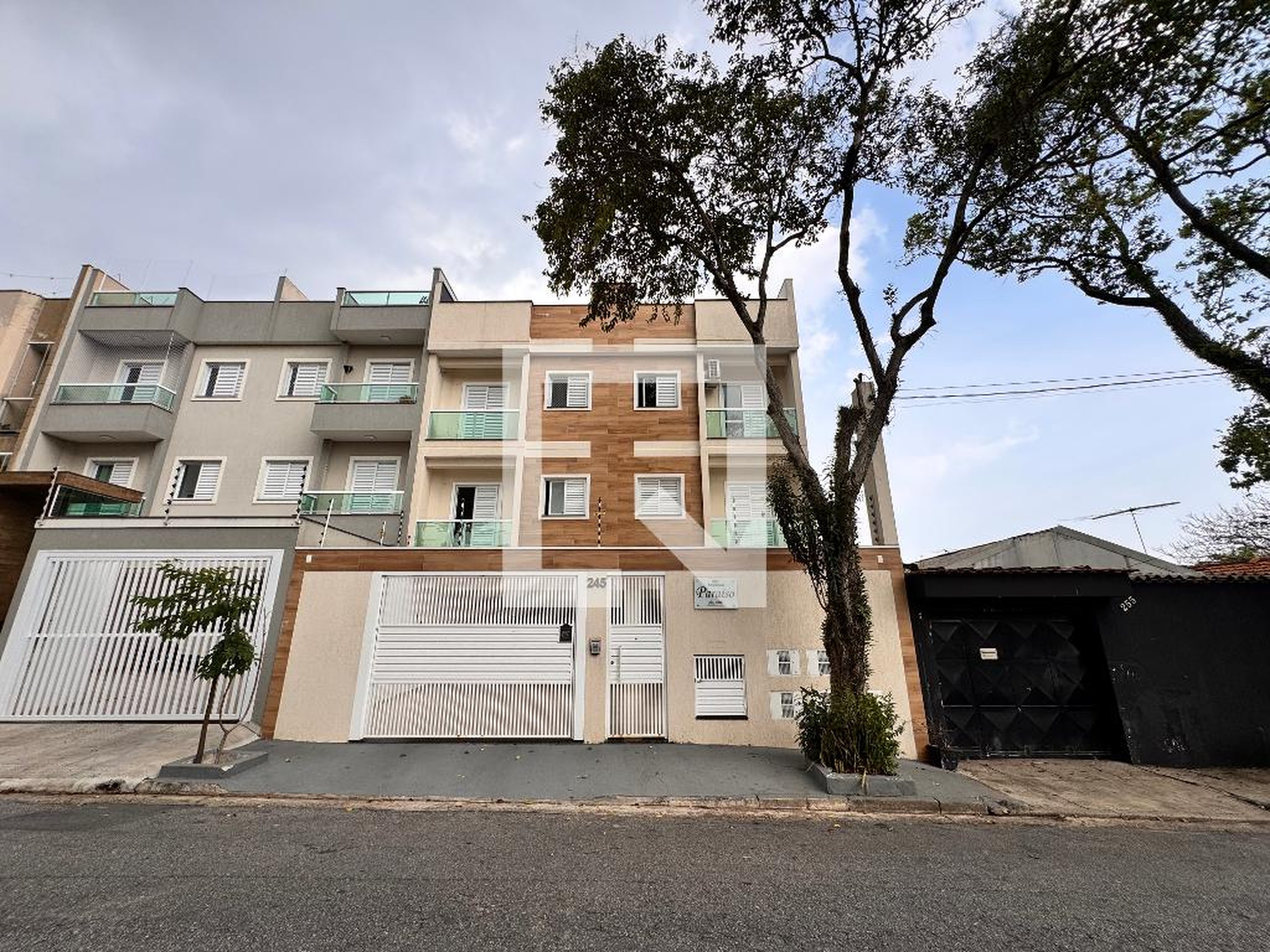 Fachada Condomínio em Rua Ana Jarvis, 245