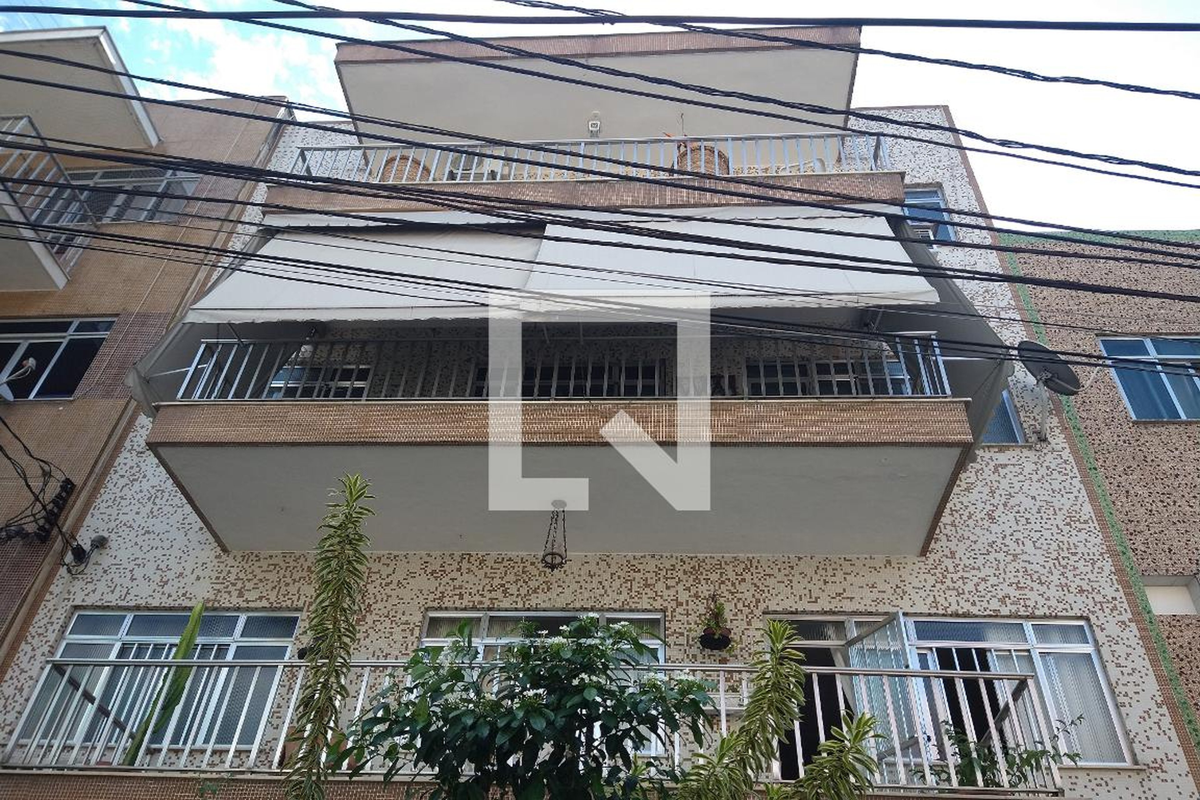 Fachada do Prédio Condomínio em Rua Luperce Miranda, 99