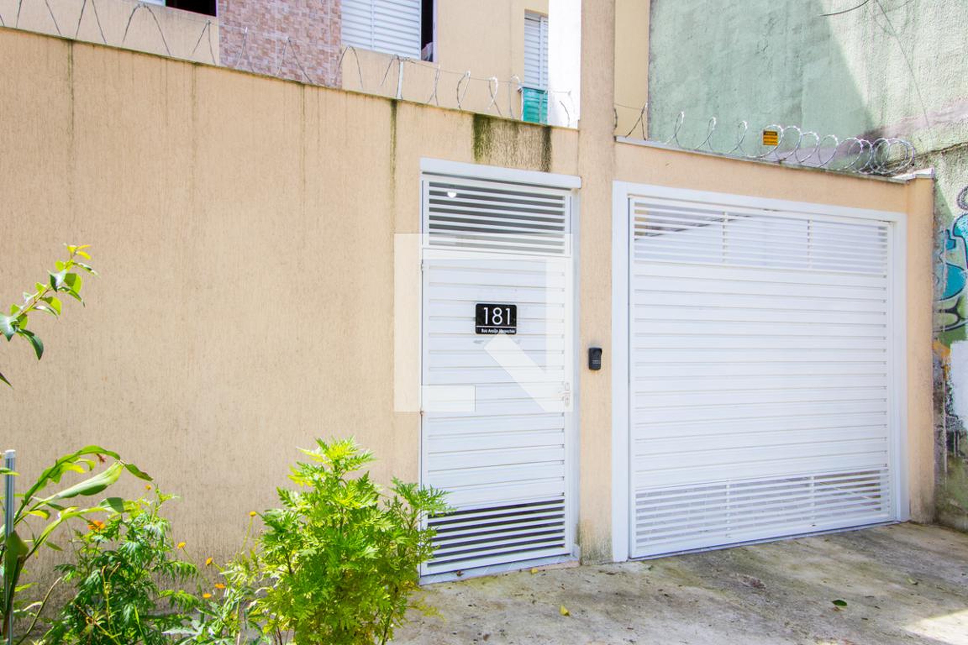 Fachada Condomínio em Rua Araújo Abranches, 181