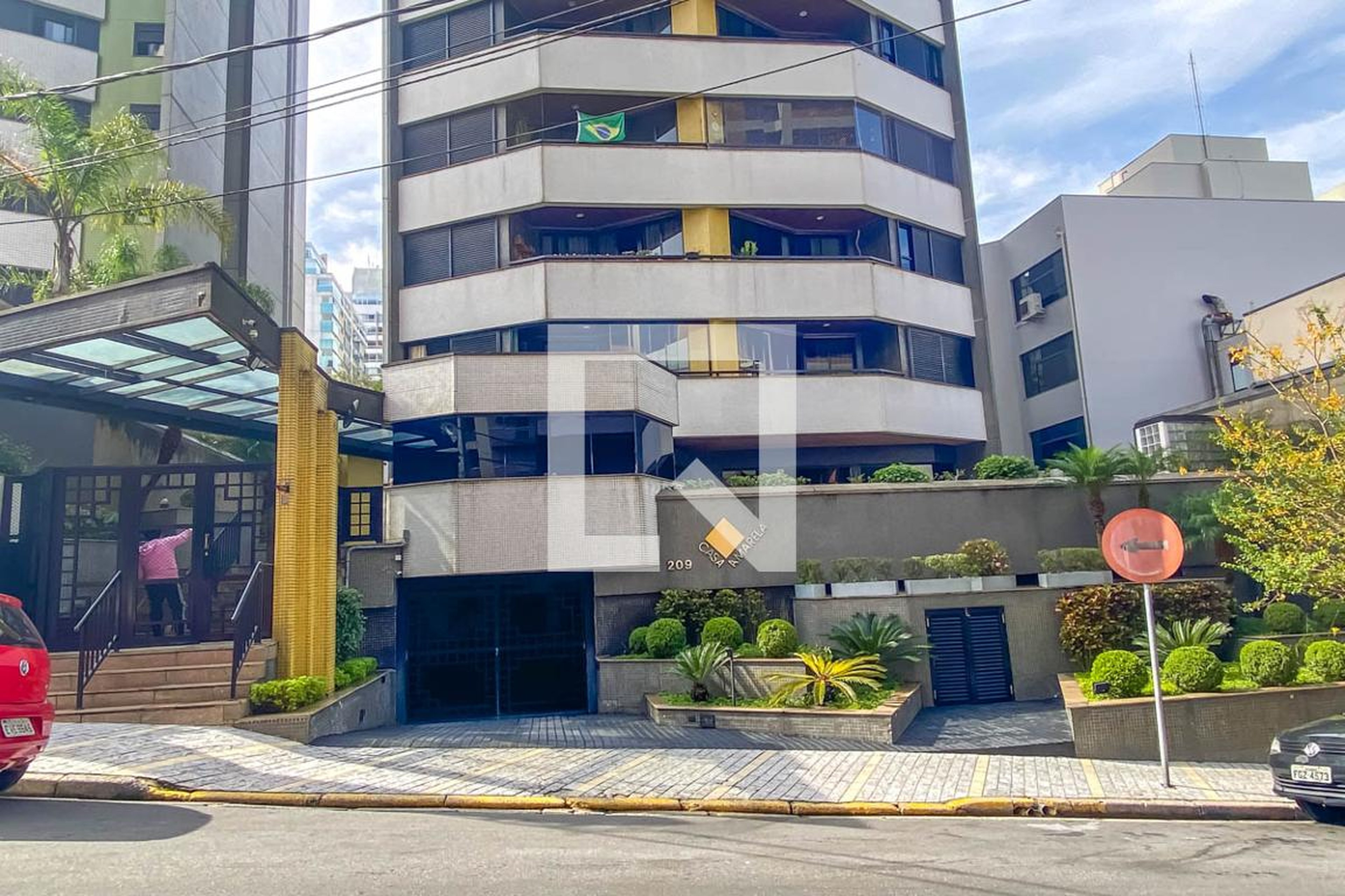 Fachada do Condomínio Condomínio Casa Amarela