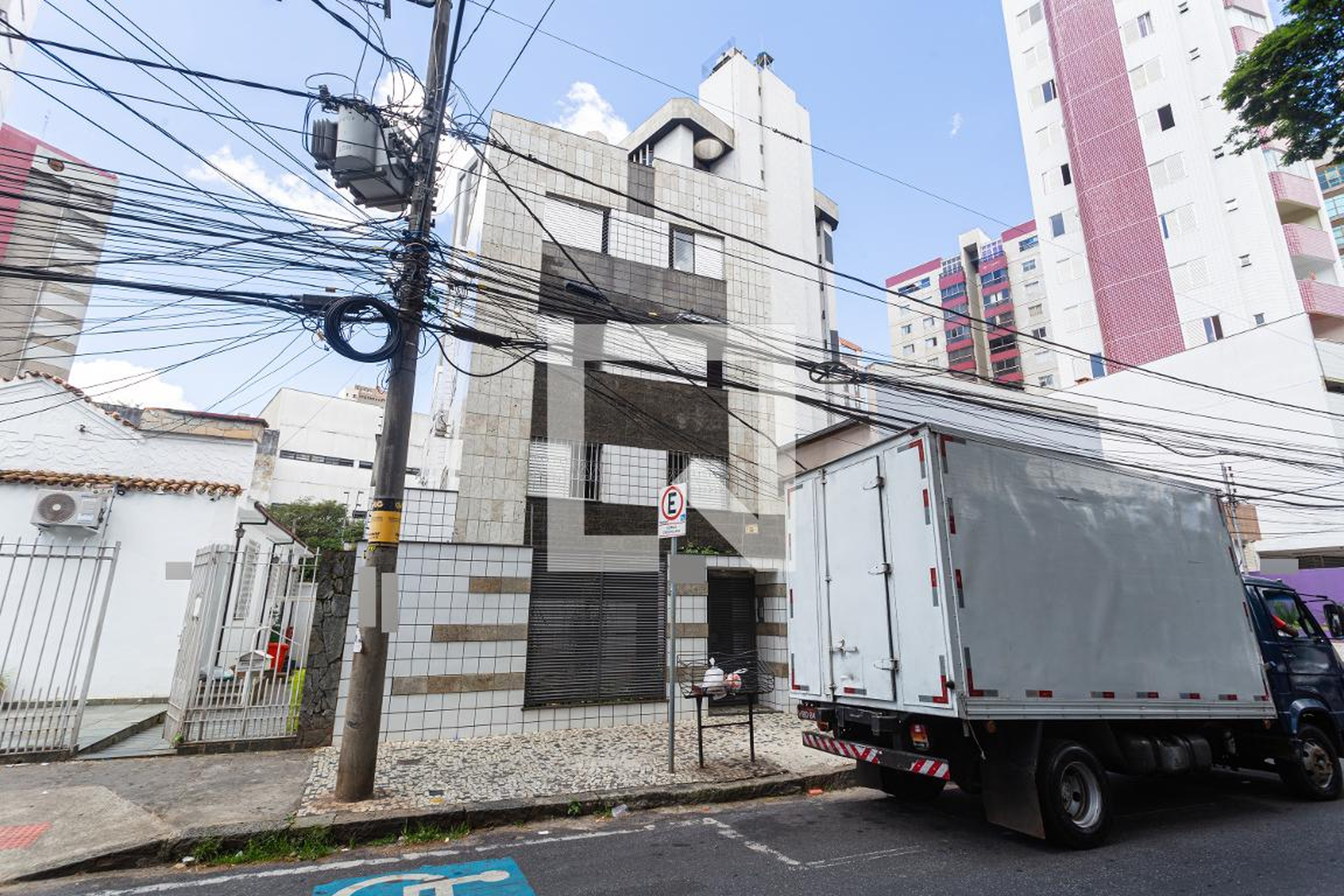 Fachada Condomínio em Rua Outono, 249