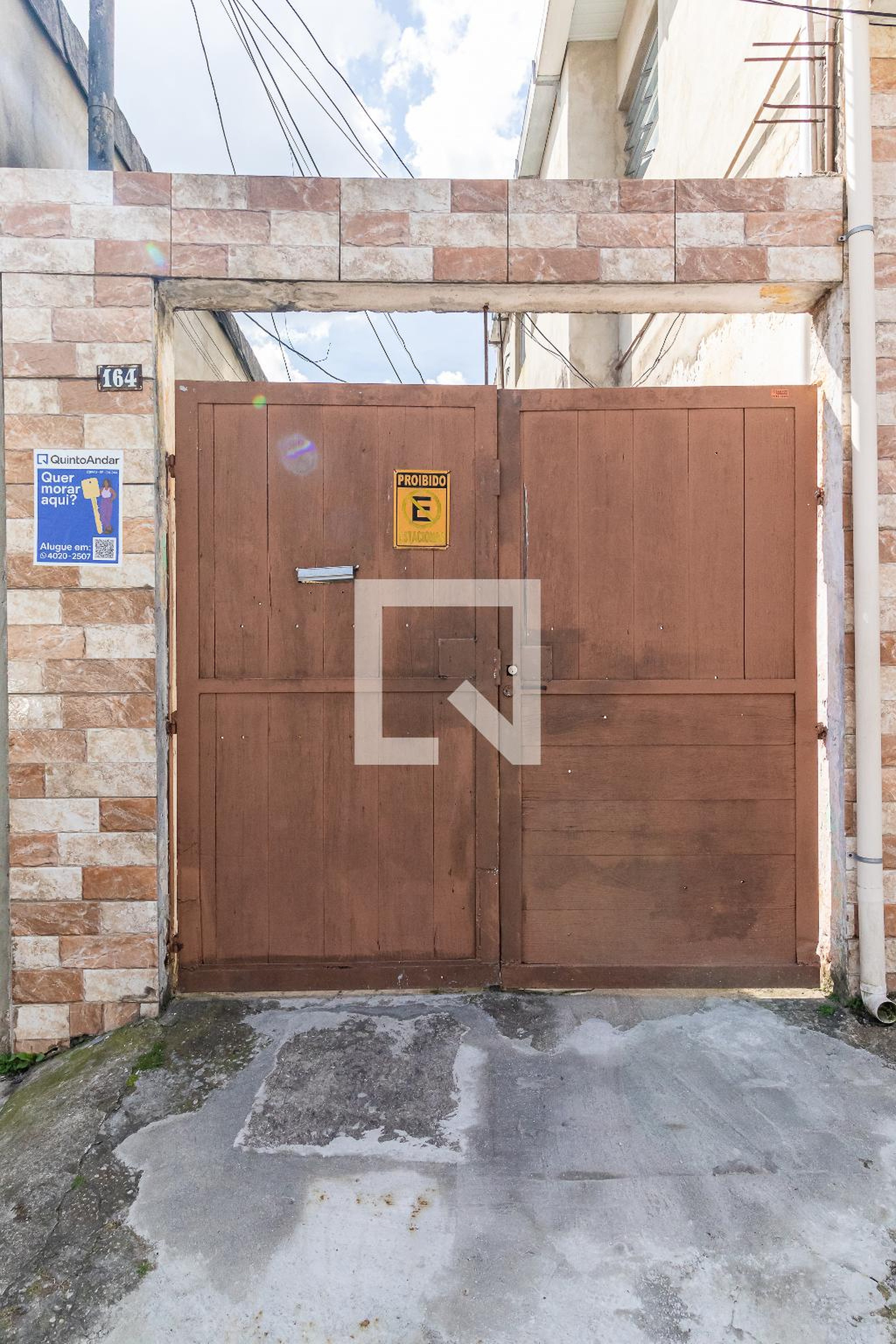 Fachada Condomínio em Rua Jaime Rodrigues, 164