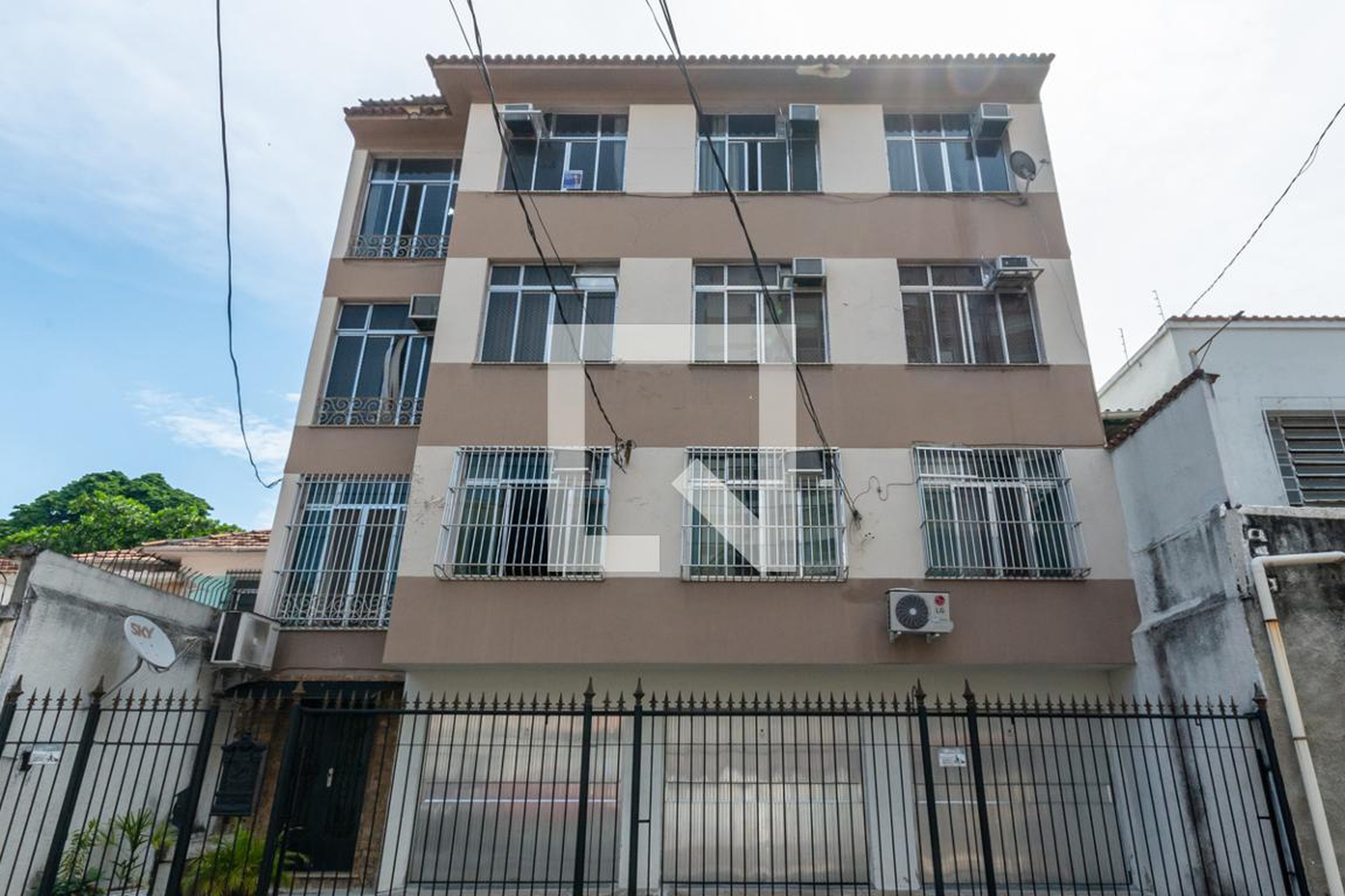 Fachada Condomínio em Rua Salvador de Mendonça, 49