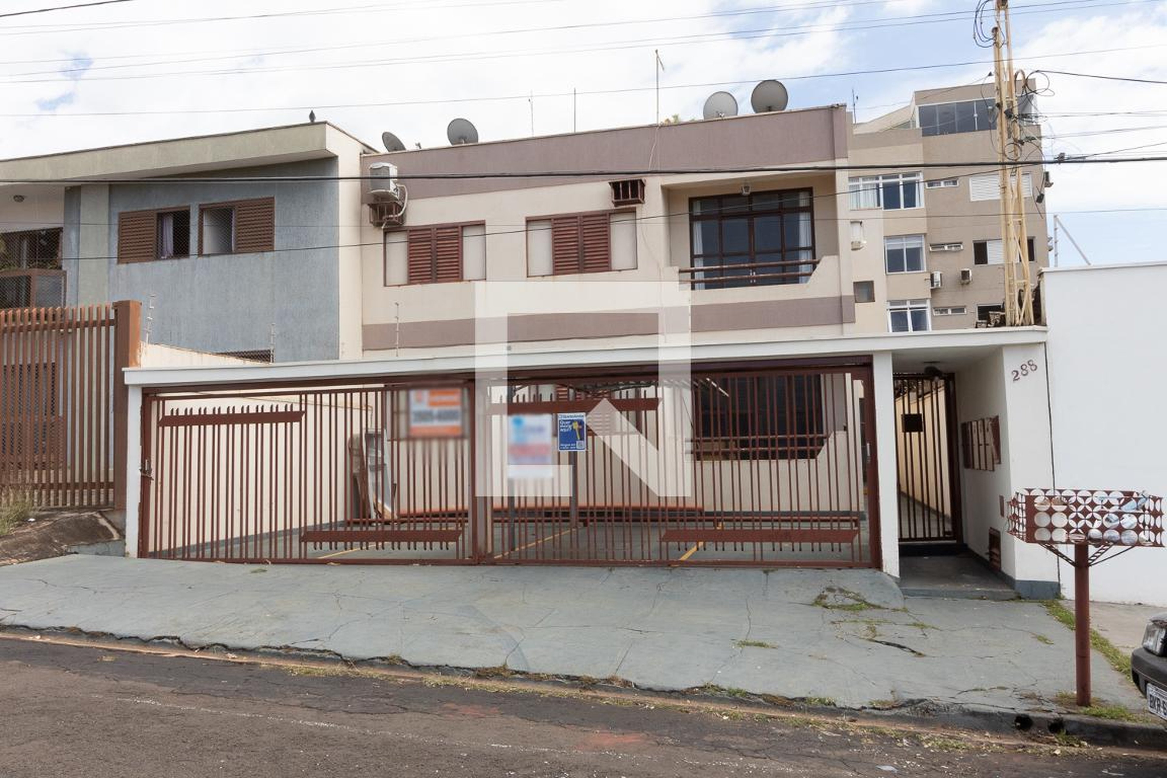 Fachada Condomínio em Rua Doutor Francisco Augusto César, 288