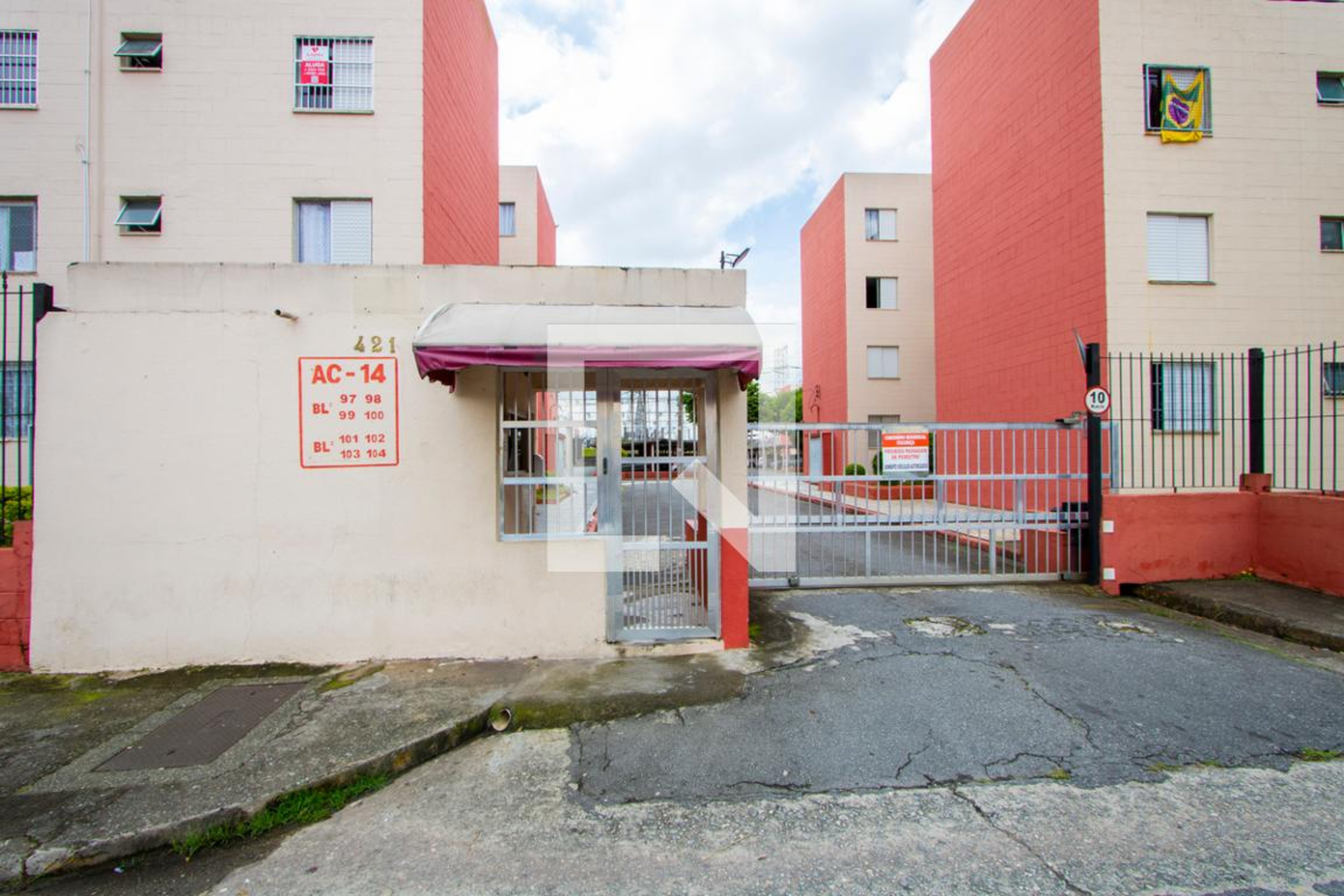 Fachada do condomínio Condomínio em Rua Doutor Nelo Rosate, 104