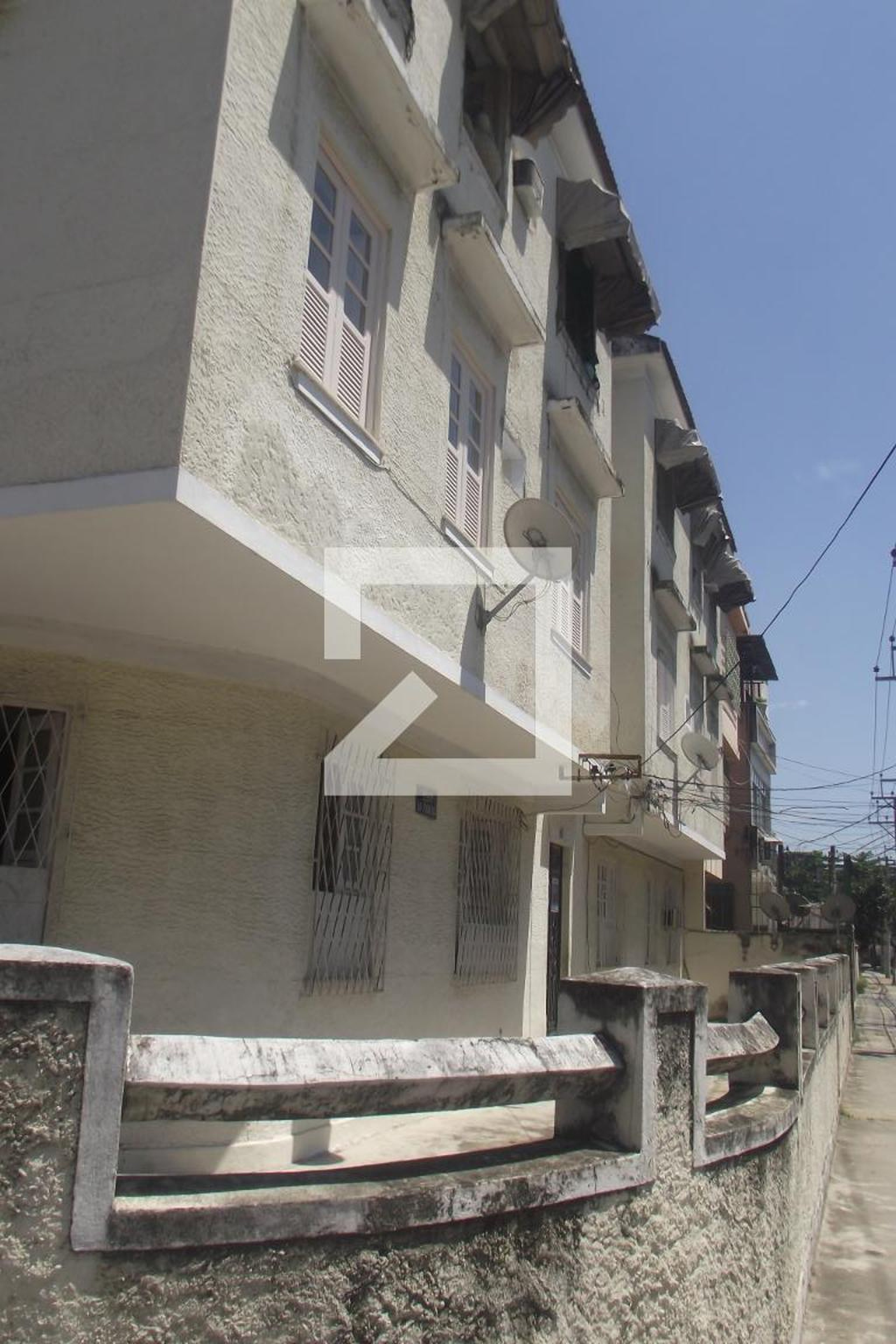 Fachada Condomínio em Rua Almirante Ari Parreiras, 335