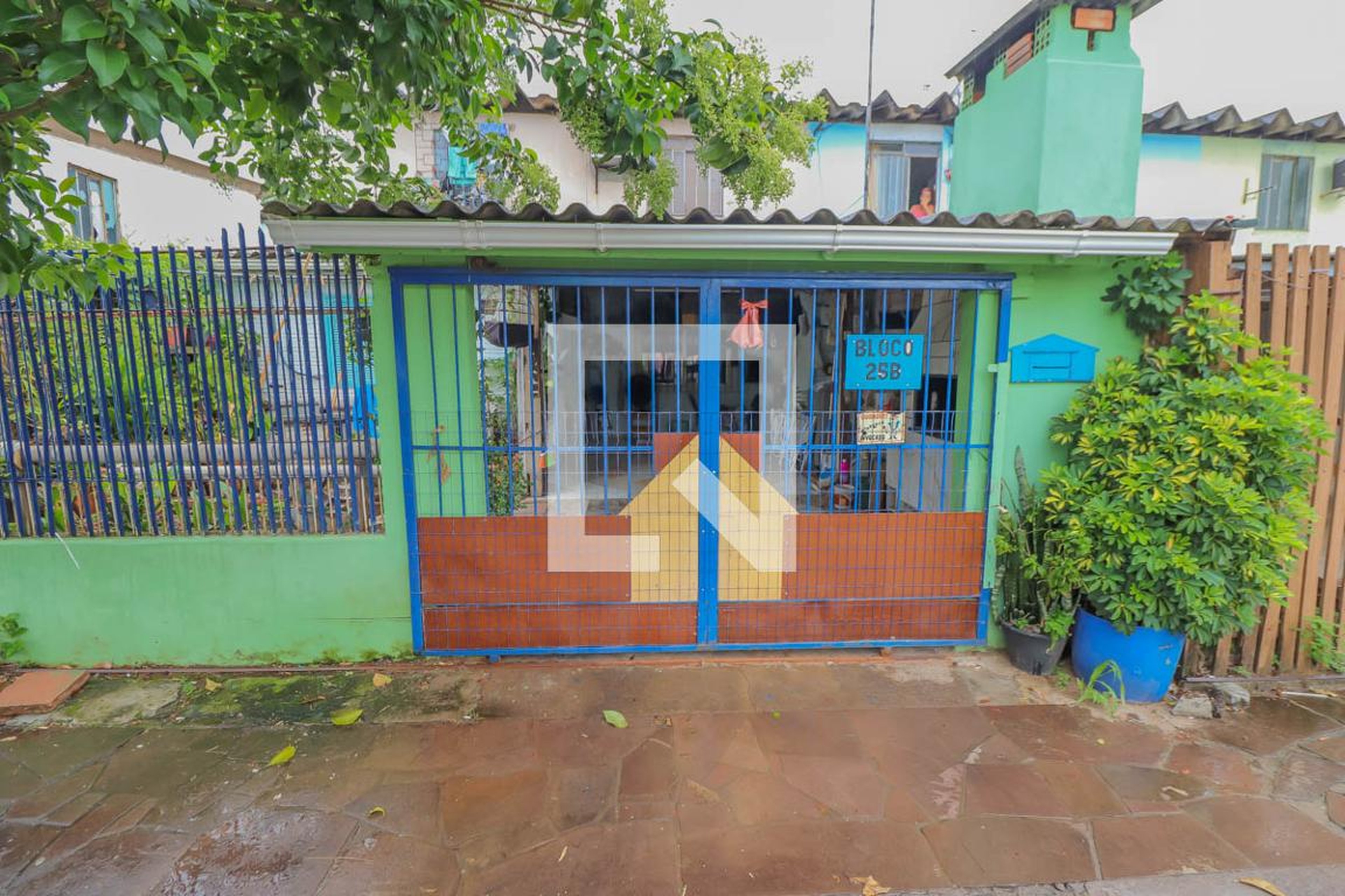 Fachada Condomínio em Rua Aparício Brito, 25