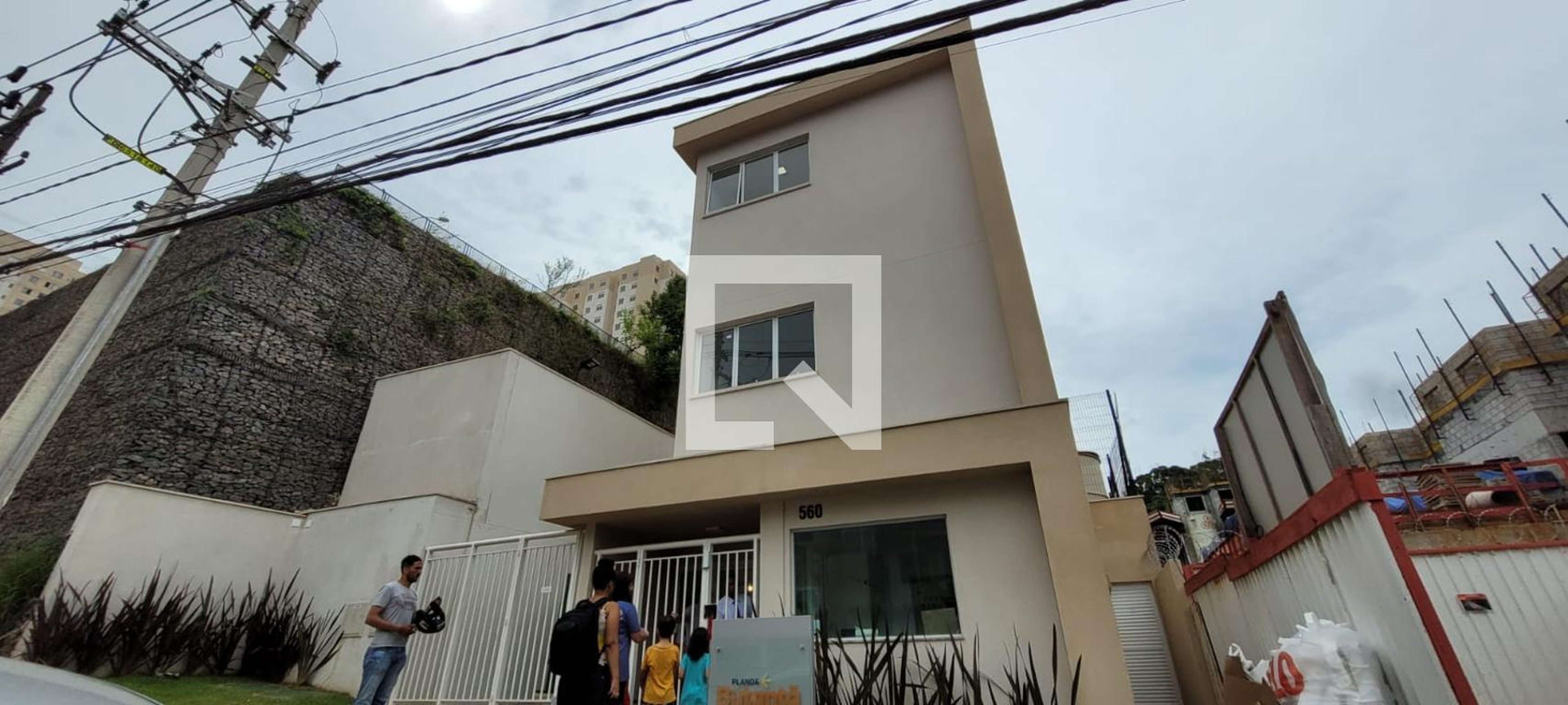 Fachada Condomínio em Rua Edvard Carmilo, 561