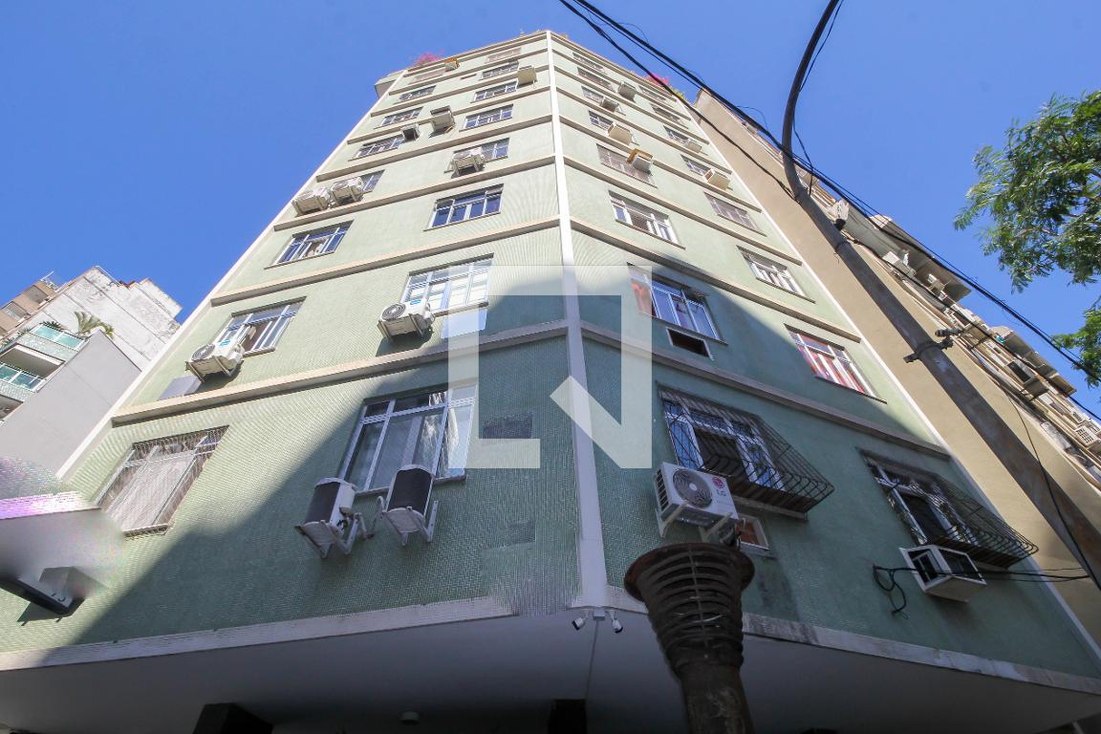 Fachada do Prédio Condomínio em Rua Clarice Índio do Brasil, 23