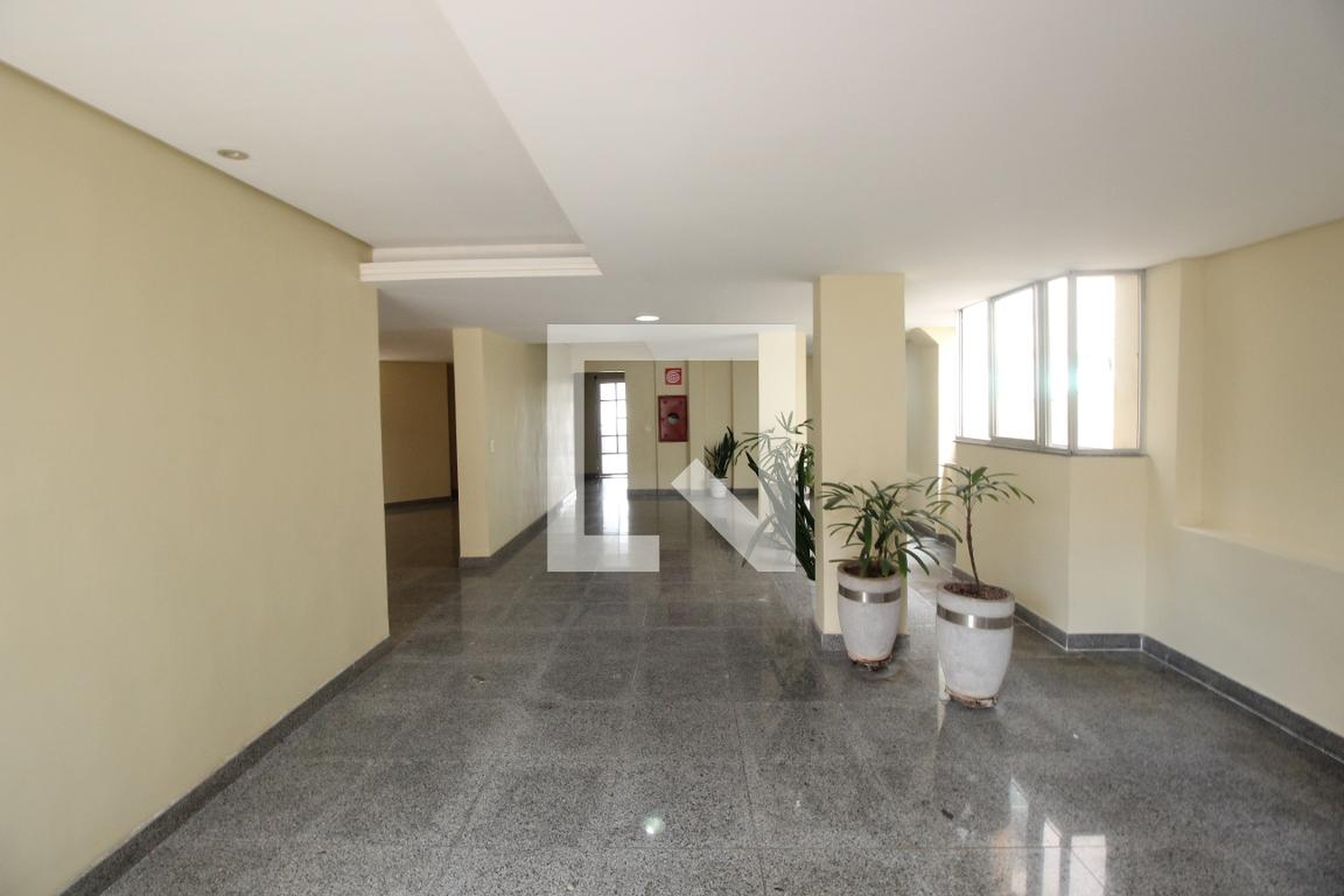 Hall de Entrada Condomínio em Rua Tereza Mota Valadares, 110