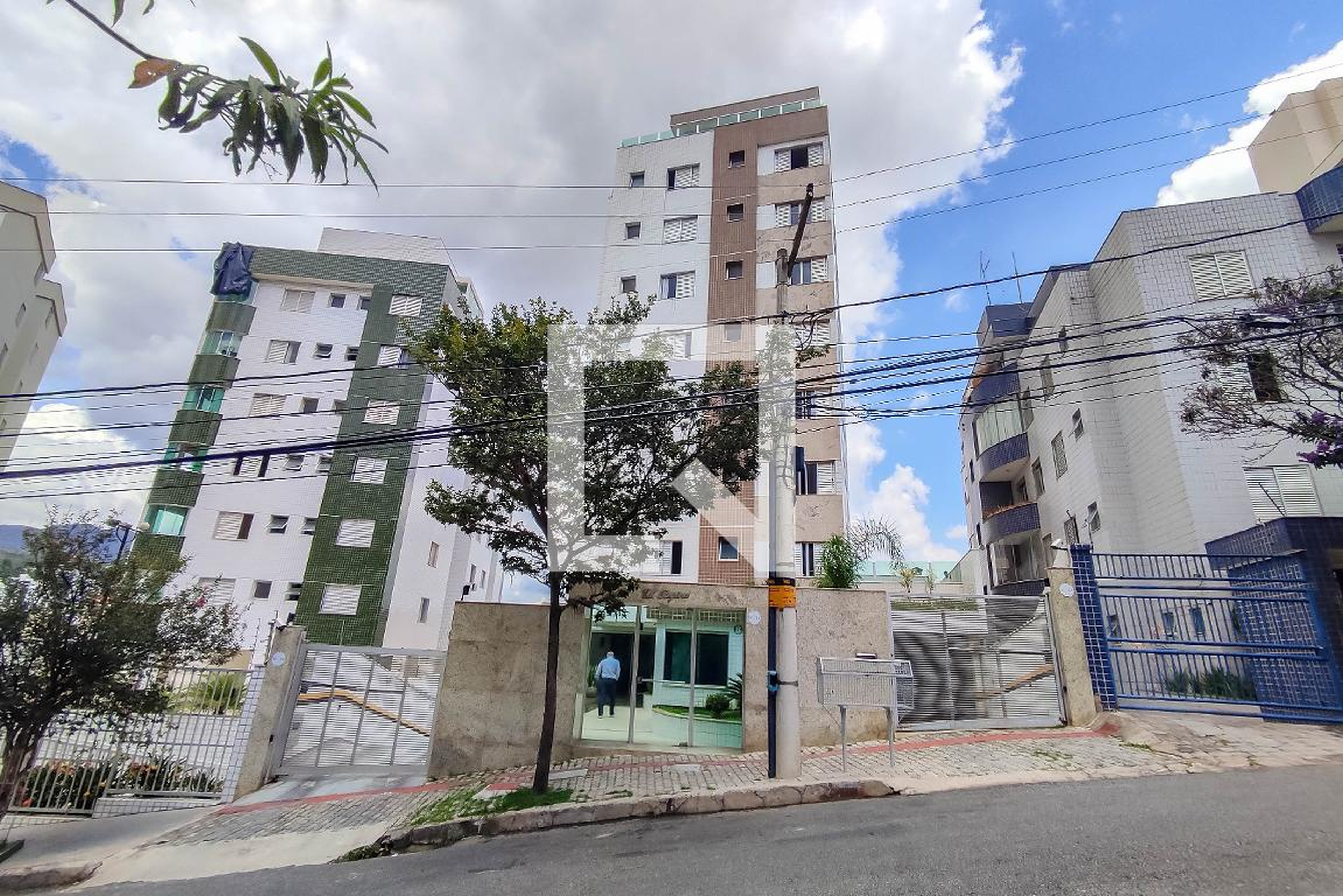 Fachada Condomínio em Rua Tereza Mota Valadares, 163