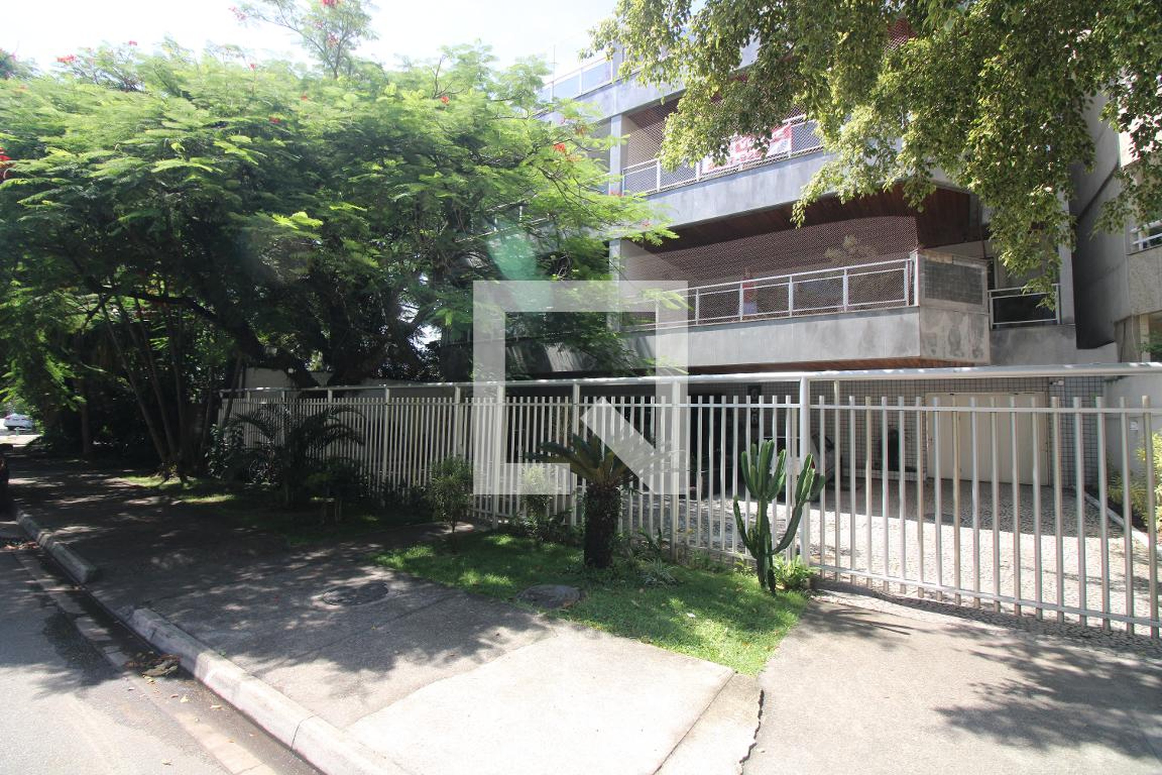 Fachada Condomínio Plaquinha Instalada No Imóvel