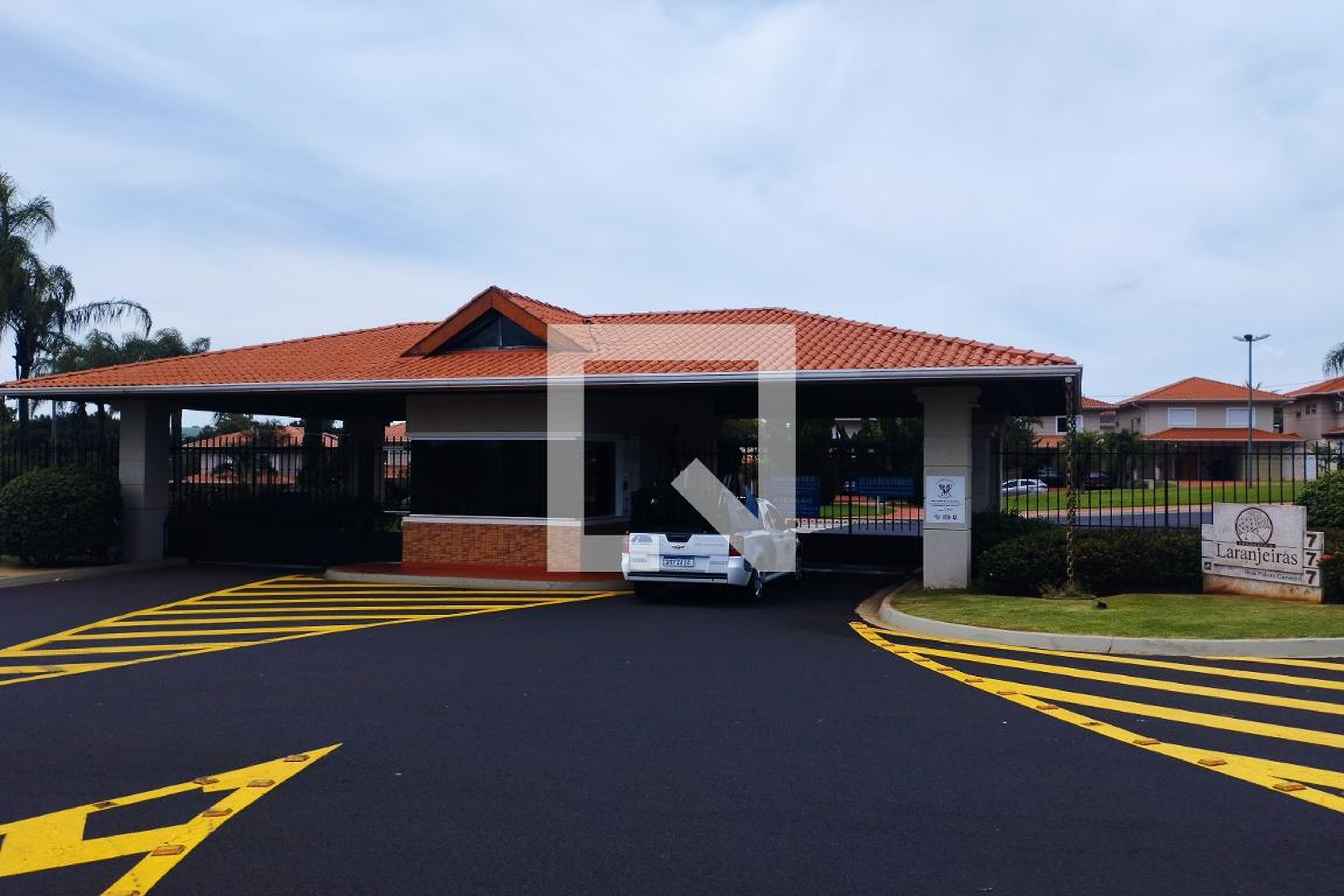 Fachada do Condomínio Condomínio Laranjeiras