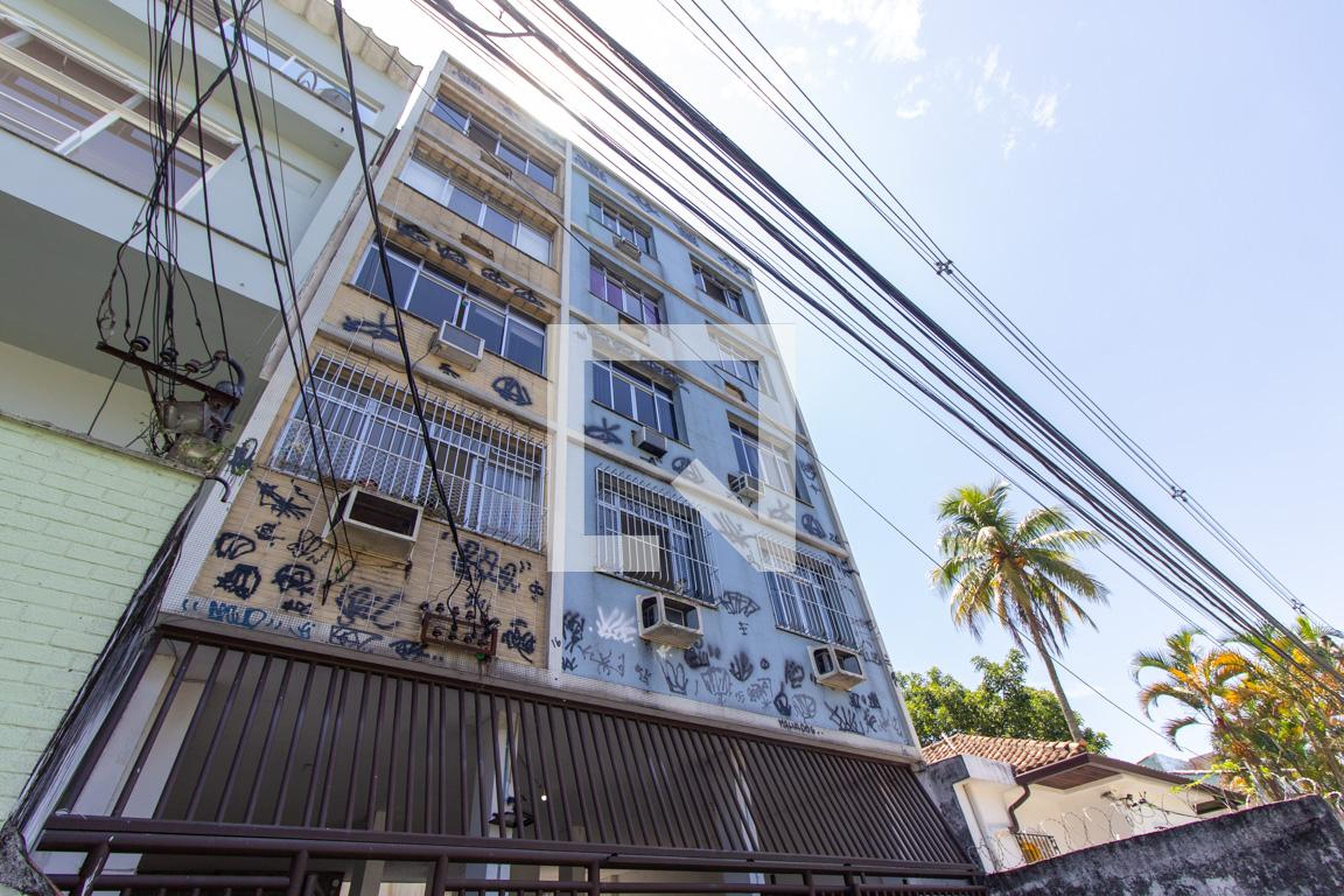 Fachada Condomínio em Rua Alice, 1133