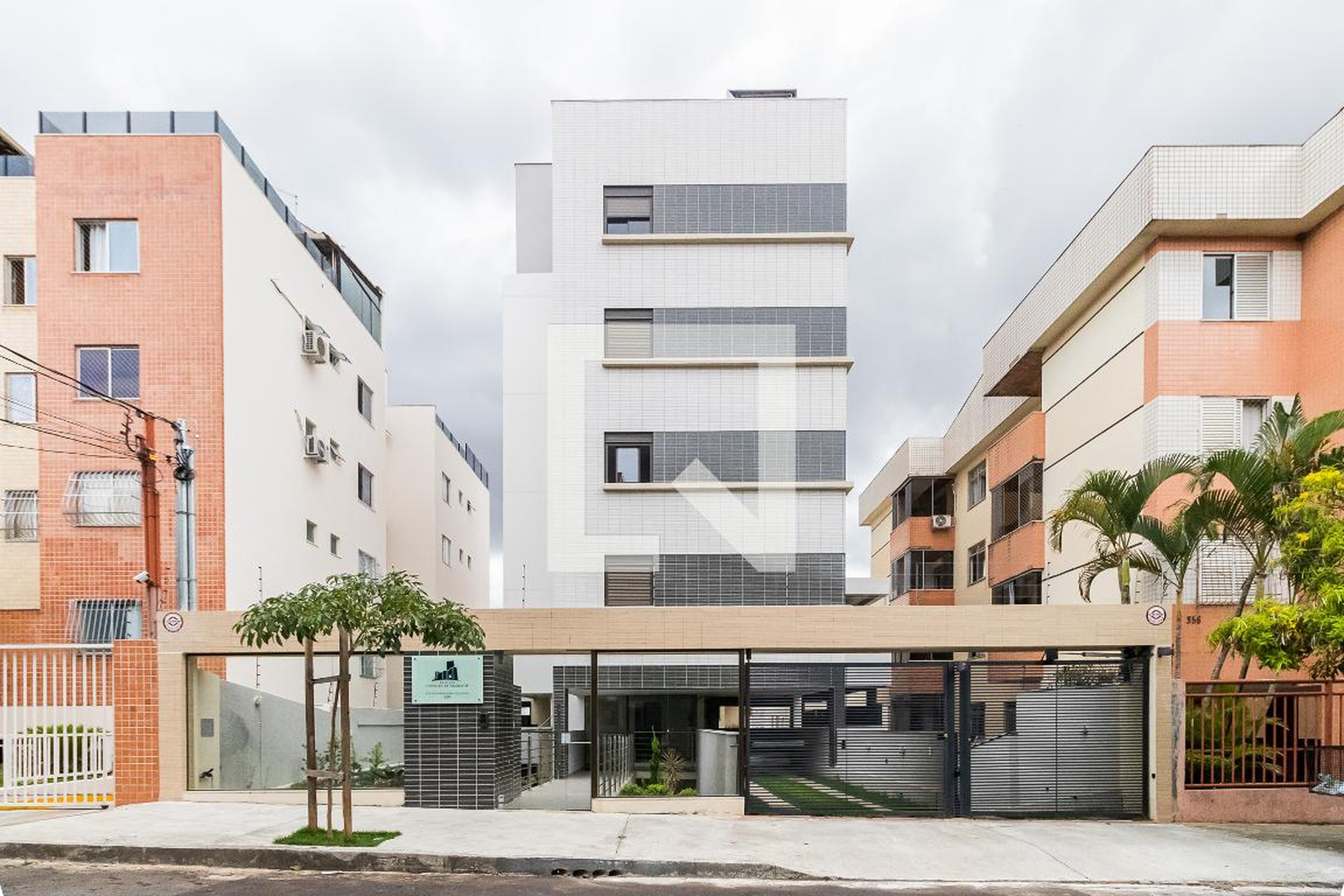 Fachada Condomínio em Rua Desembargador José Satyro, 370