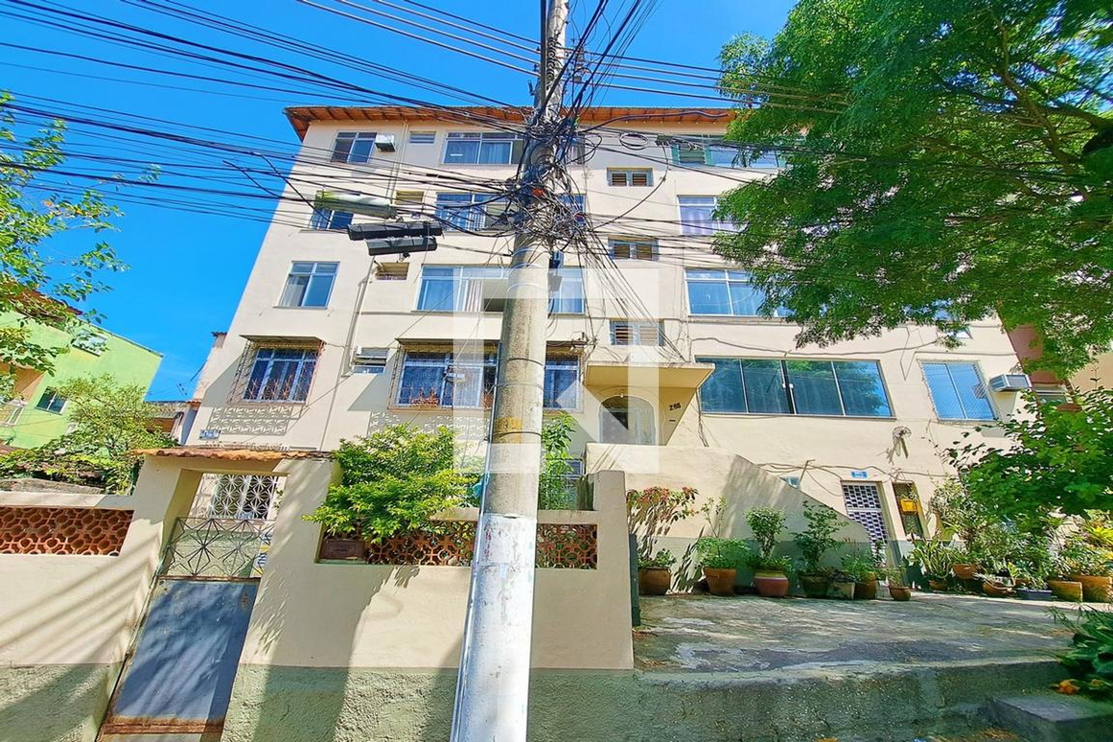 Fachada Condomínio em Rua Raul Penna Firme, 265