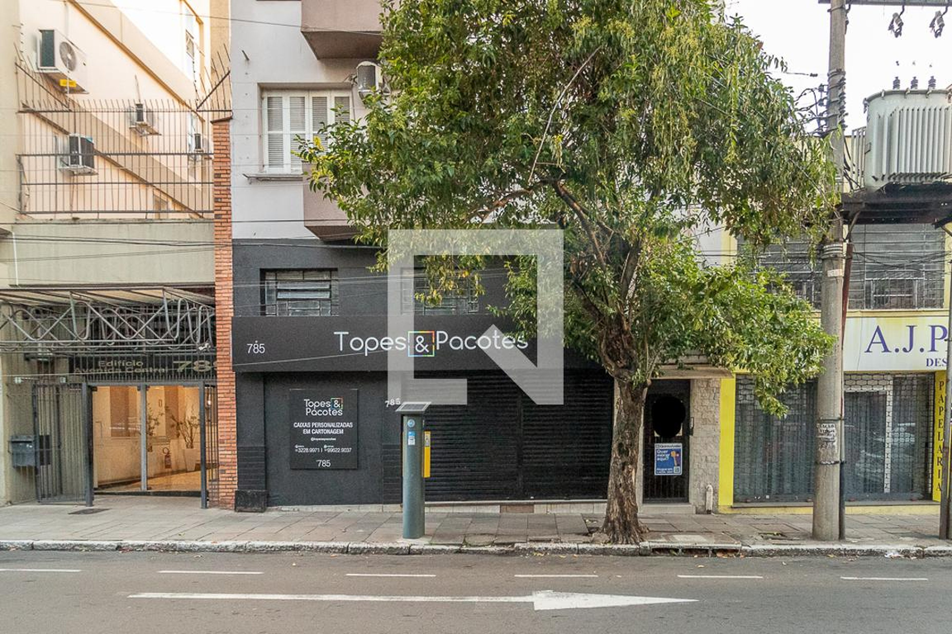 Fachada Condomínio em Avenida Alberto Bins, 781