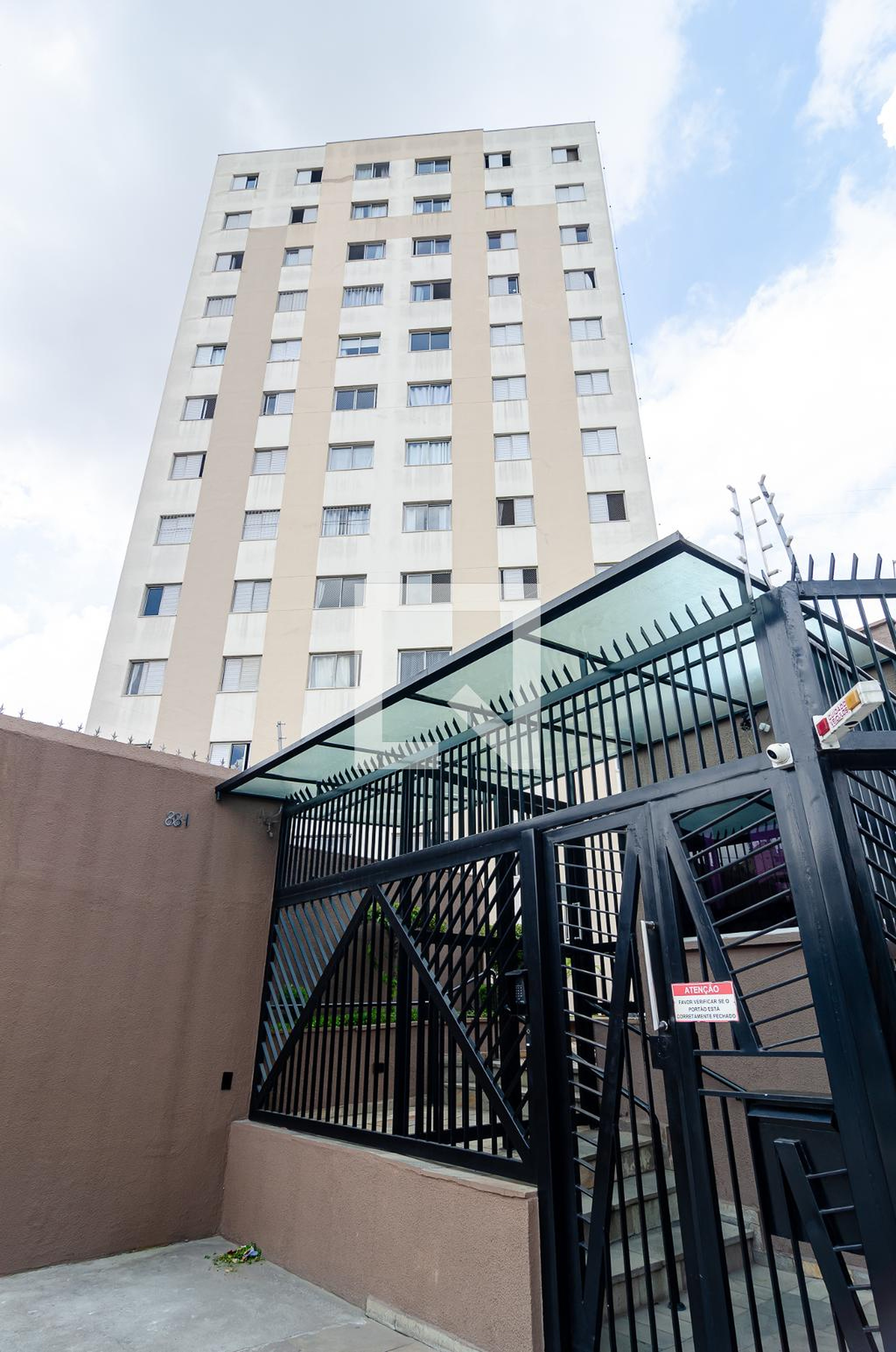 Fachada Condomínio em Rua Cidade de Bagdá, 811