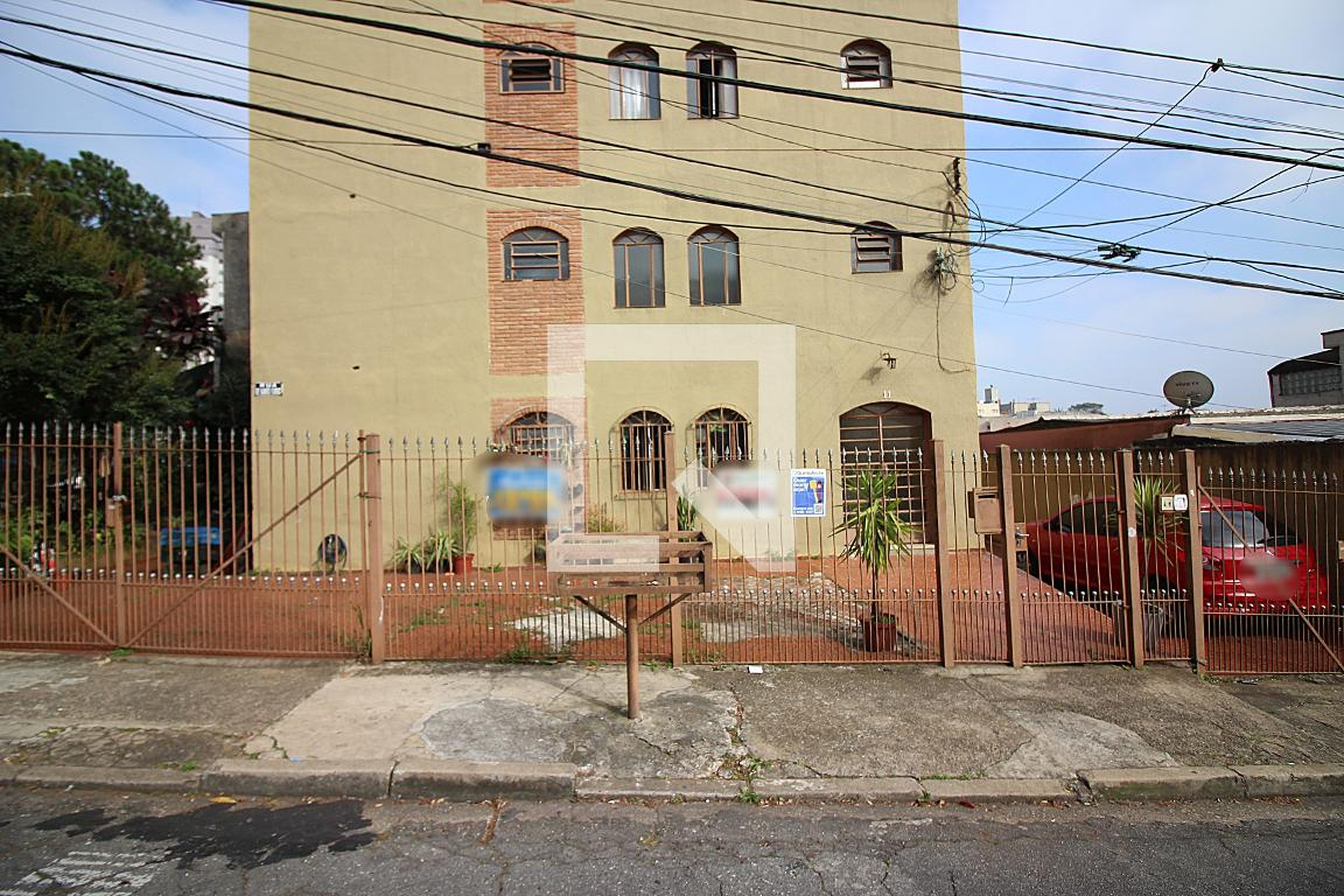 Fachada Condomínio em Rua Deputado Álvares Florence, 11