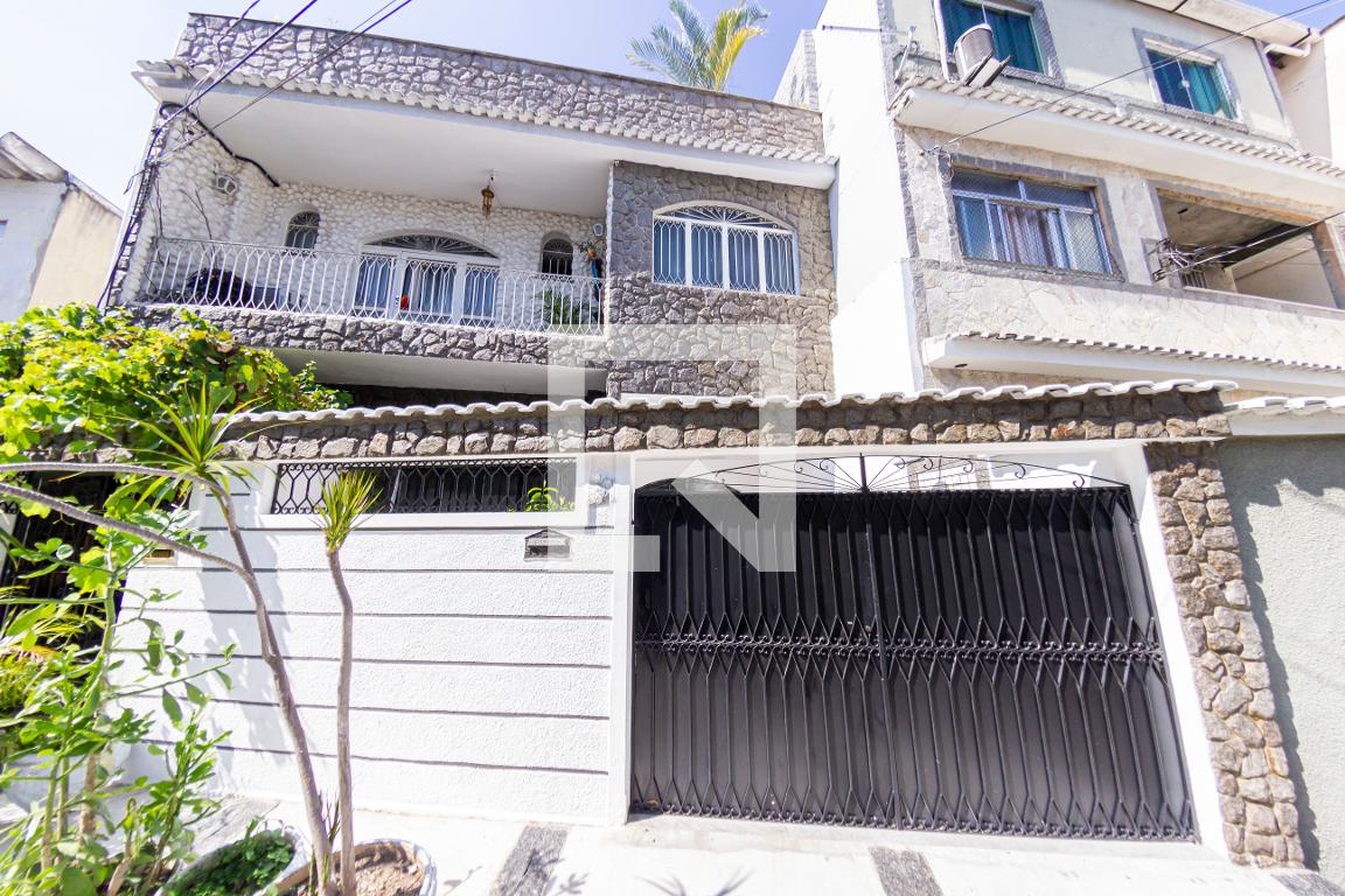 Fachada Condomínio em Estrada Henrique de Melo, 844