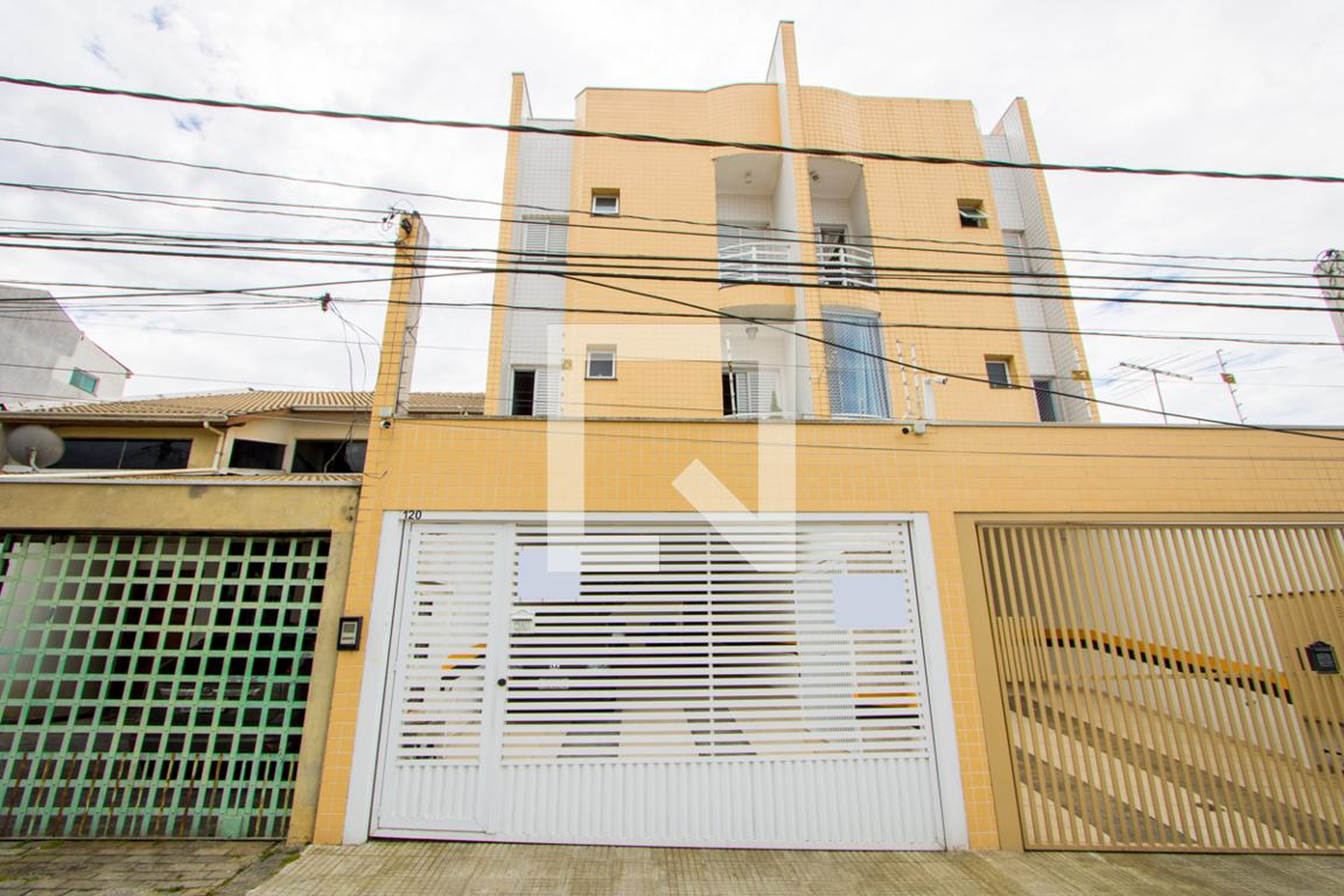 Fachada Condomínio em Rua Oliveira Coutinho, 120