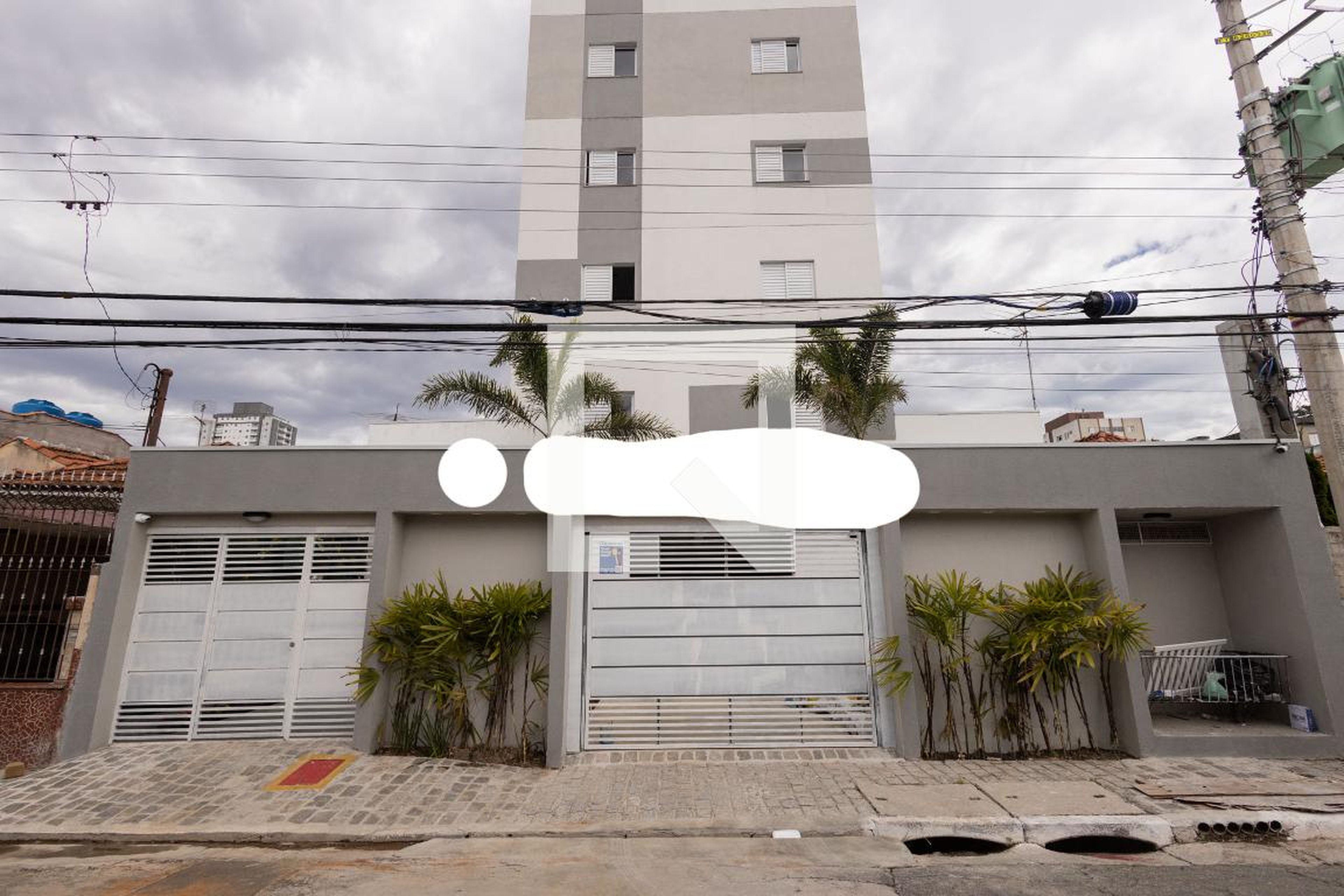 Fachada Condomínio em Rua Montes Aureos, 410