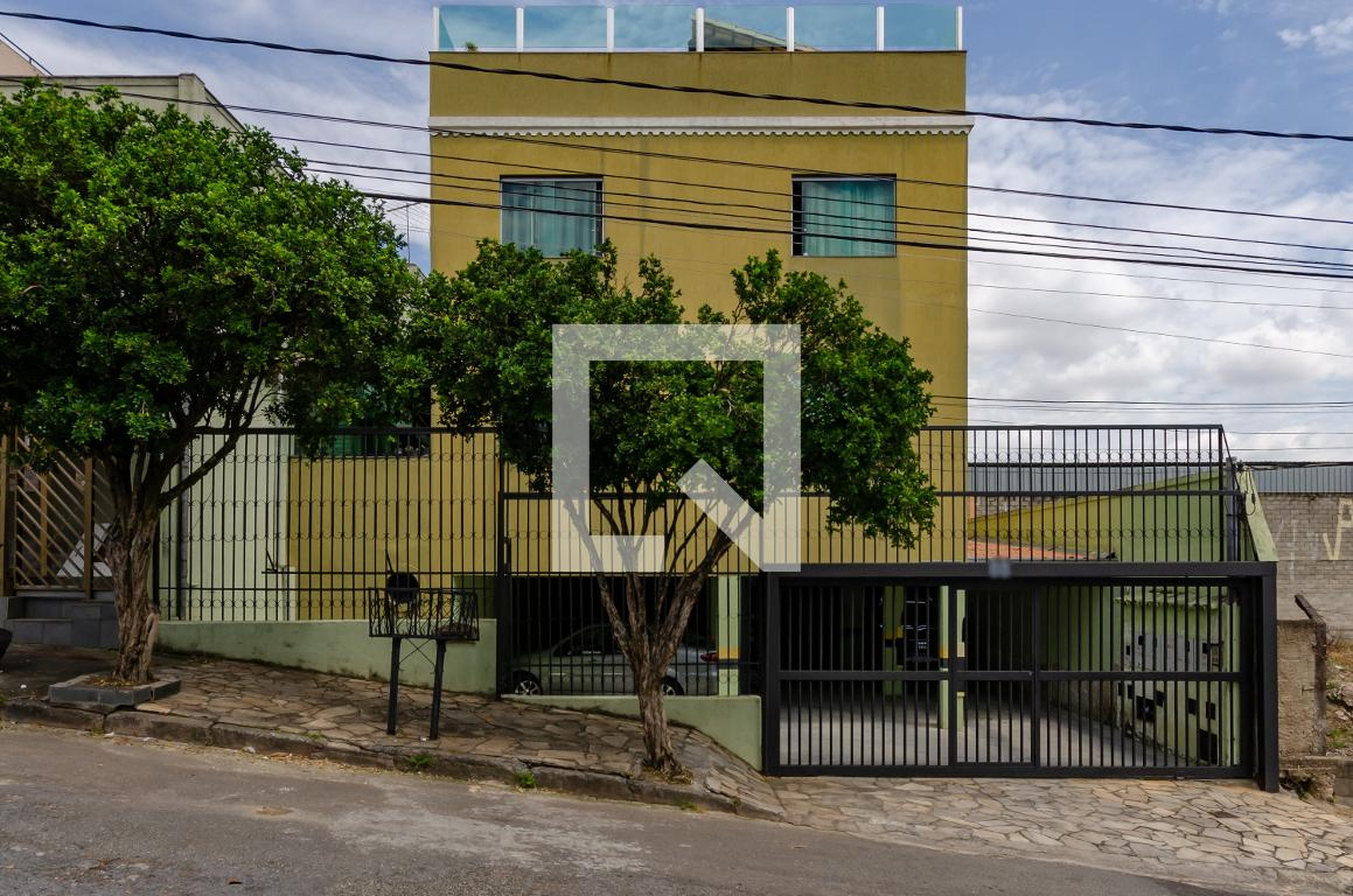 Fachada Condomínio em Rua Olbiano Sausmikat, 88