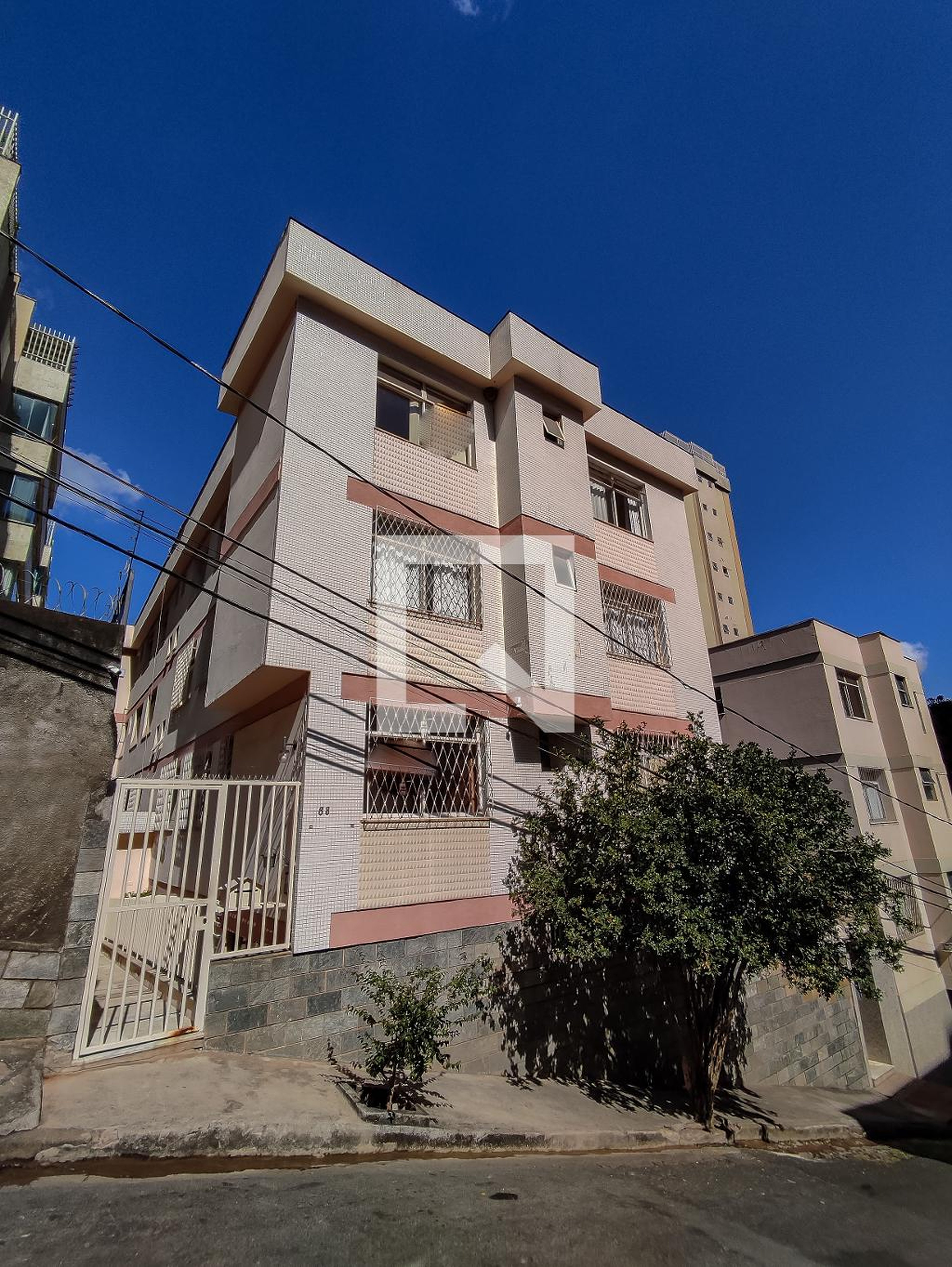 Fachada Condomínio em Rua Professor Aníbal de Matos, 68