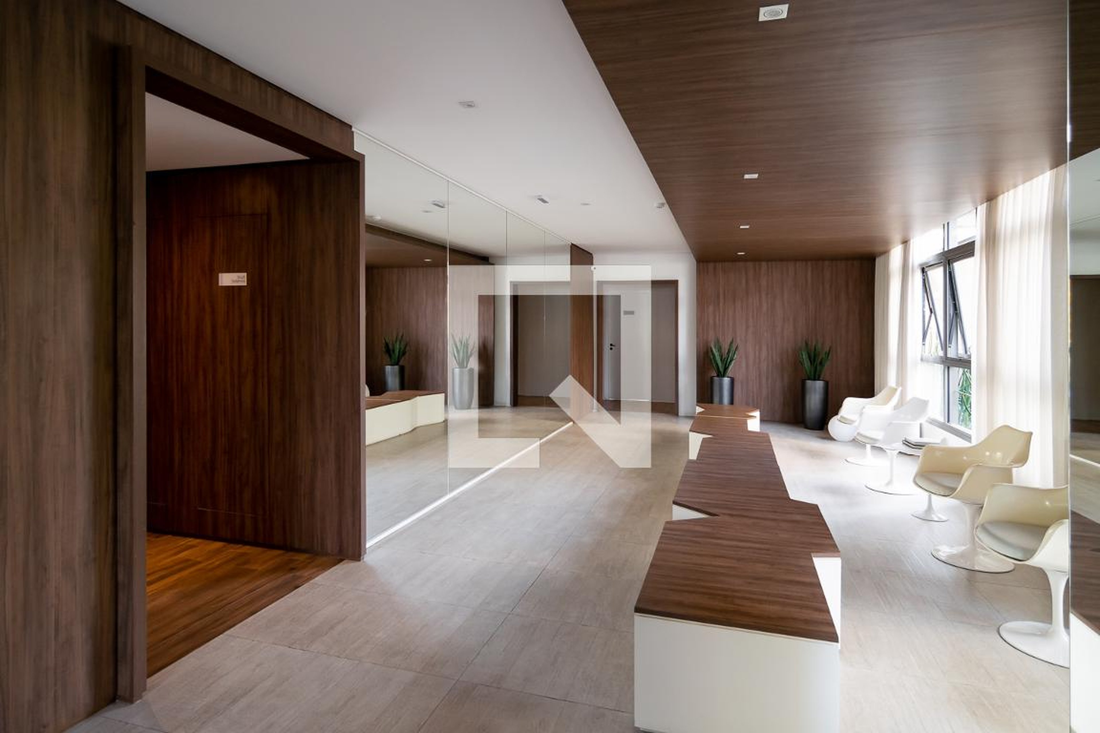 Hall Entrada - Brand