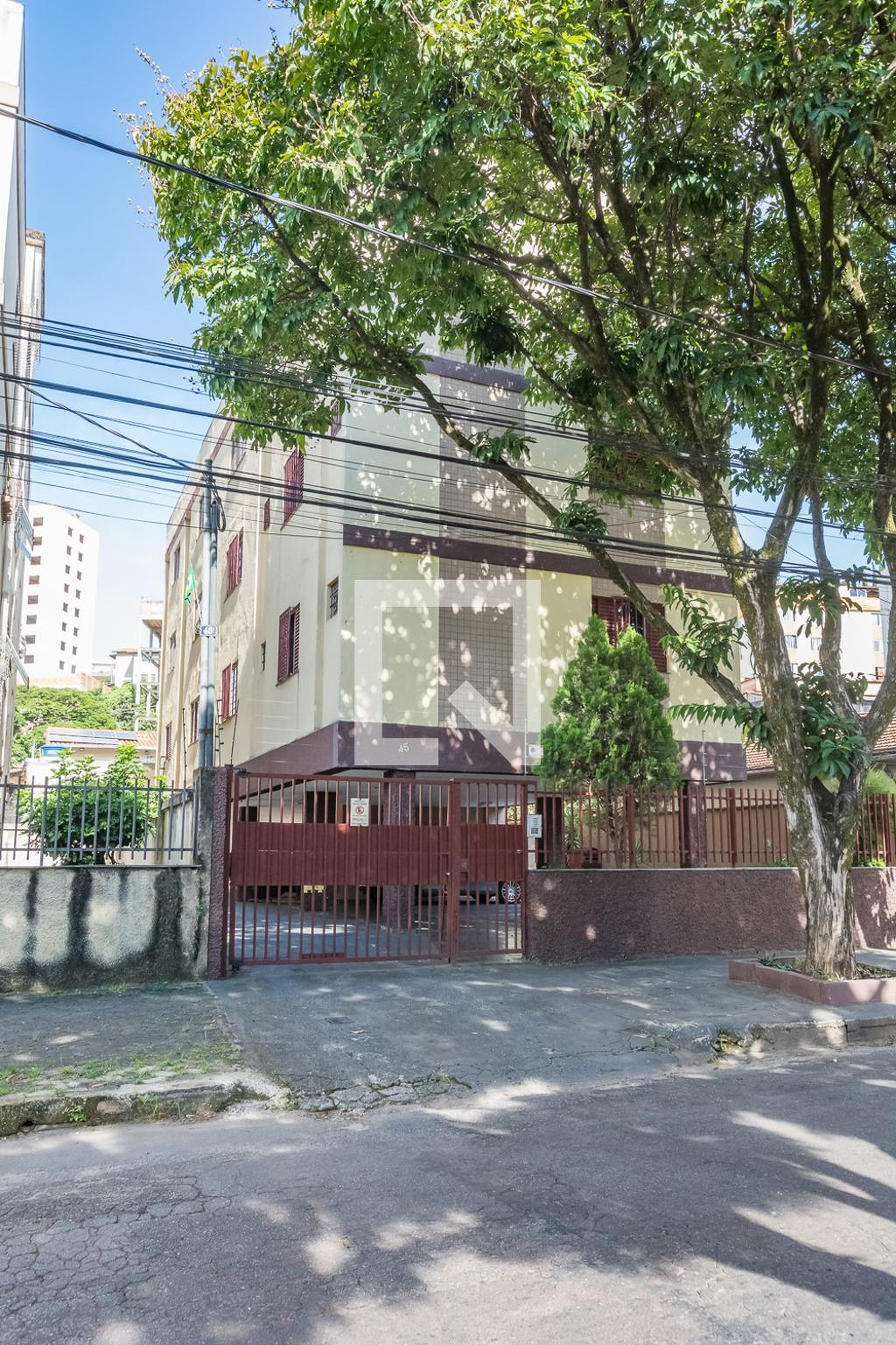 Fachada Condomínio em Rua Professor Raphael Hardy, 45