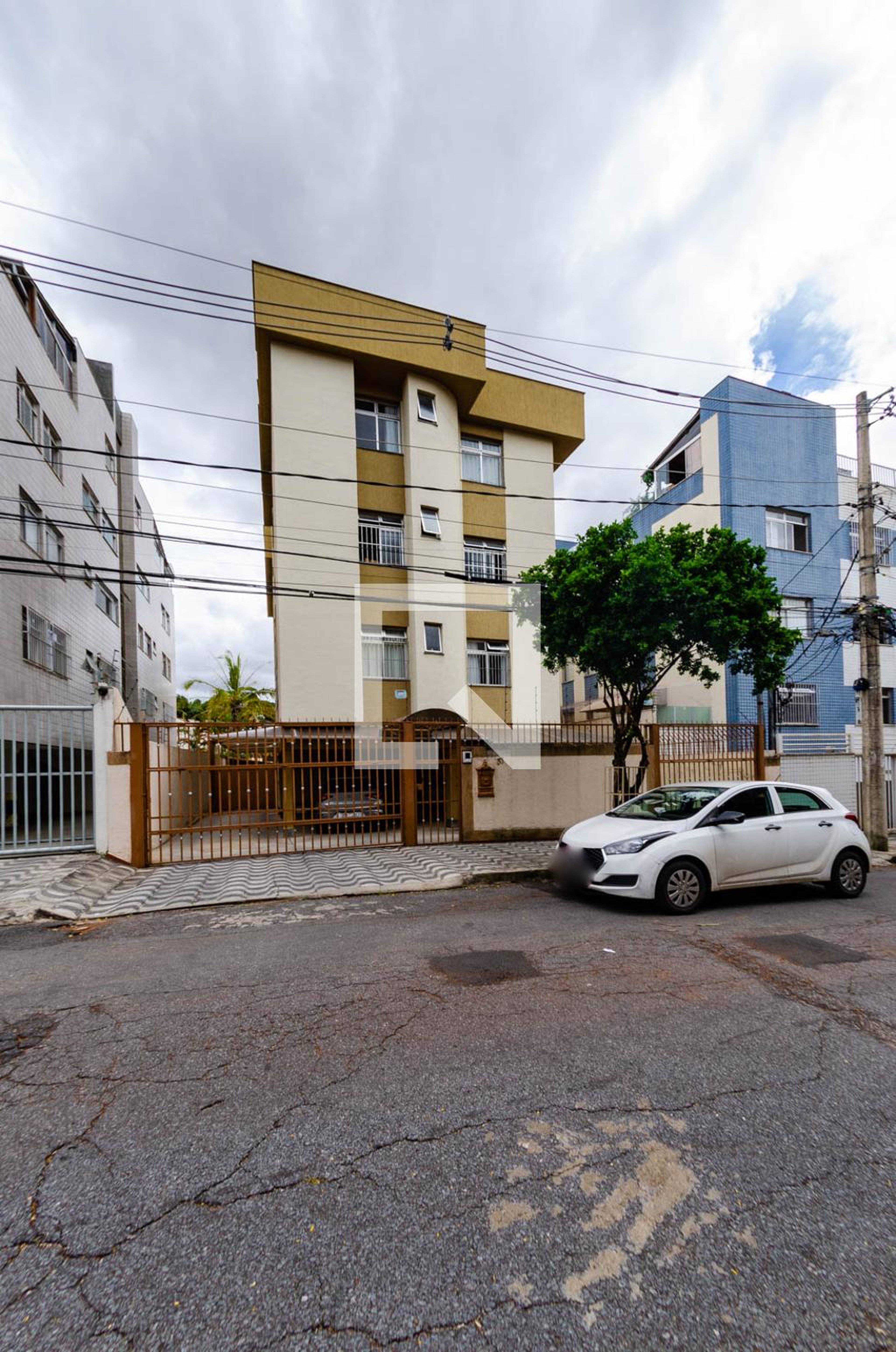 Fachada Condomínio em Rua Laura Simões, 33