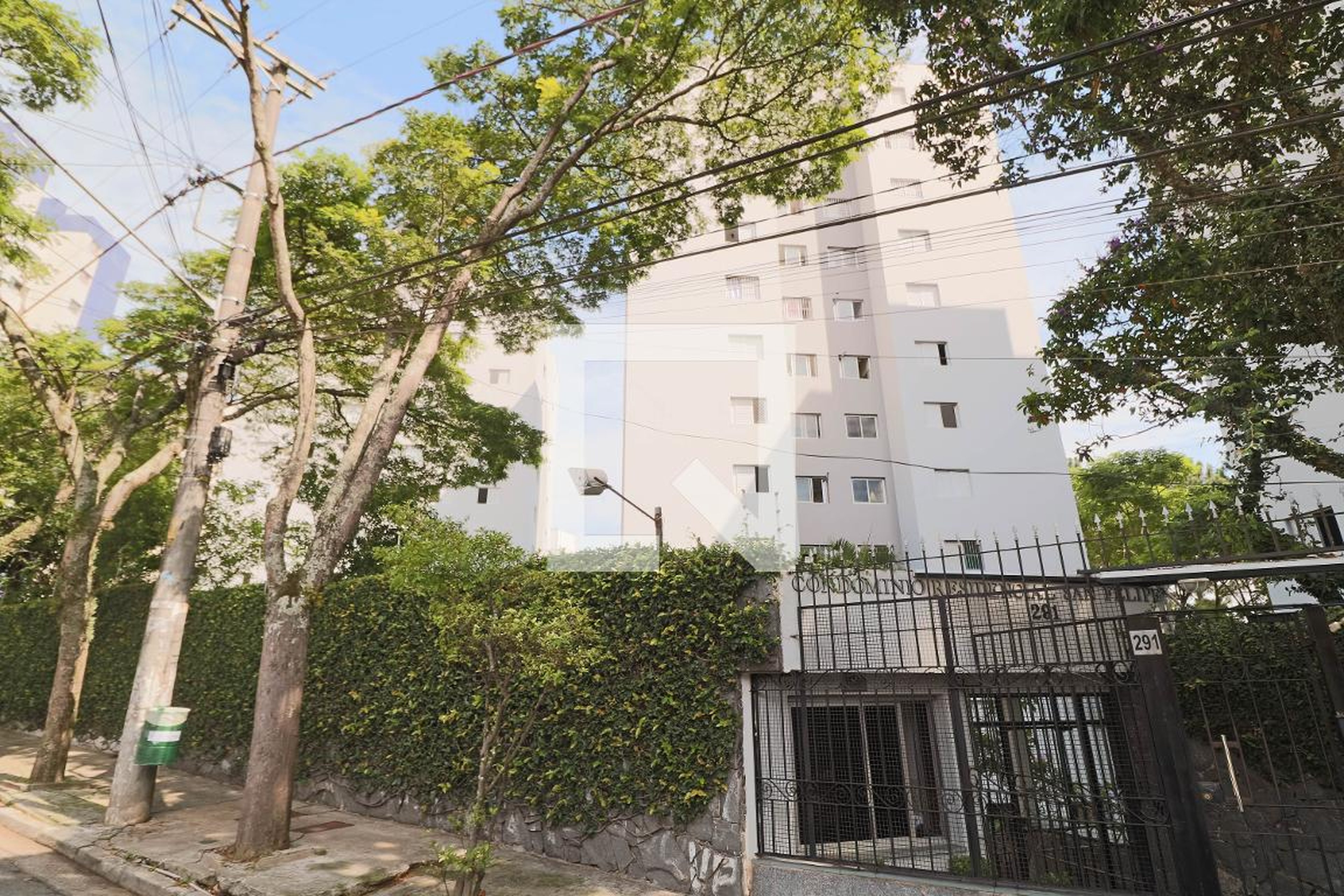 Fachada Condomínio em Rua Henrique Chaves, 290