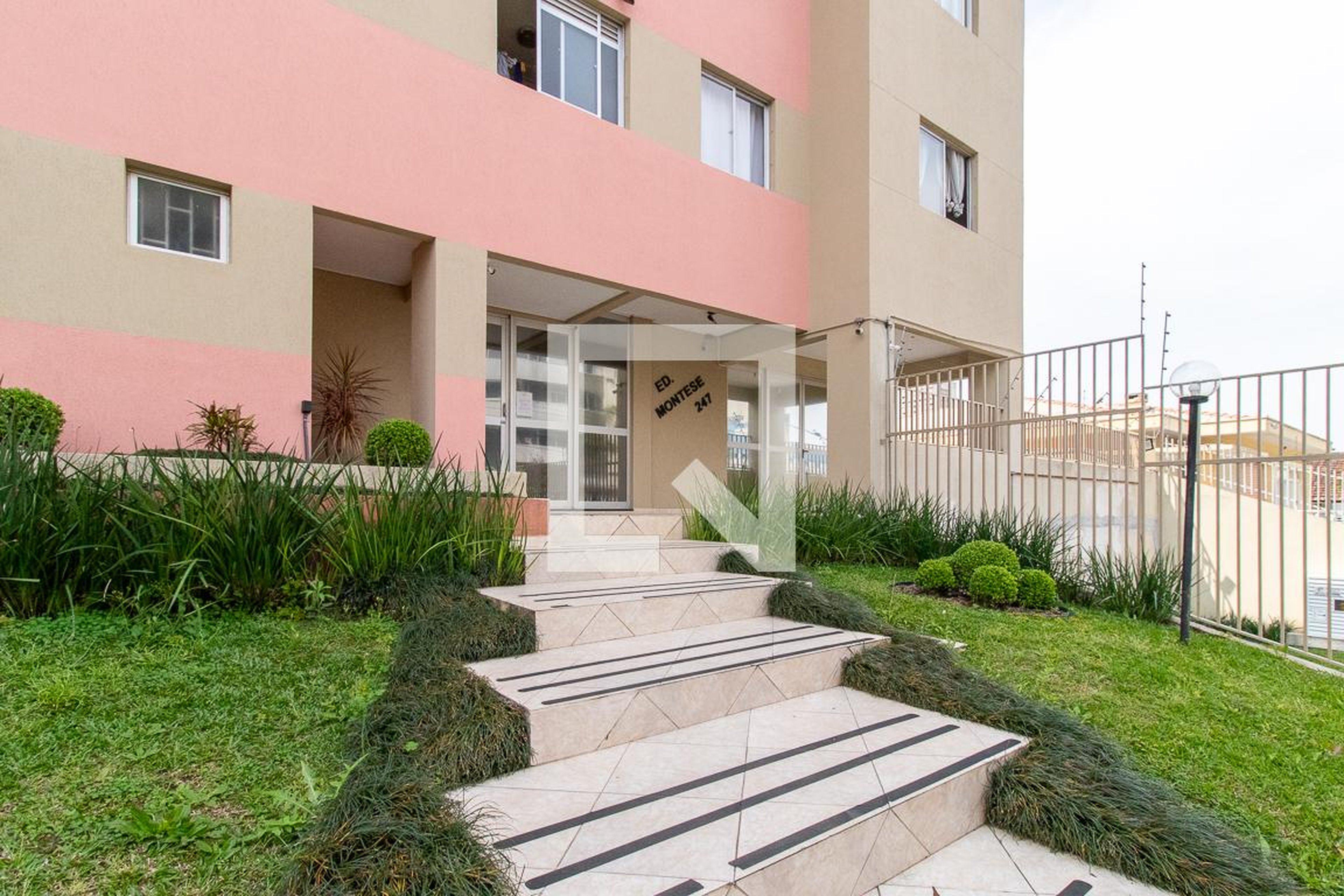 Entrada Condomínio em Rua do Herval, 247