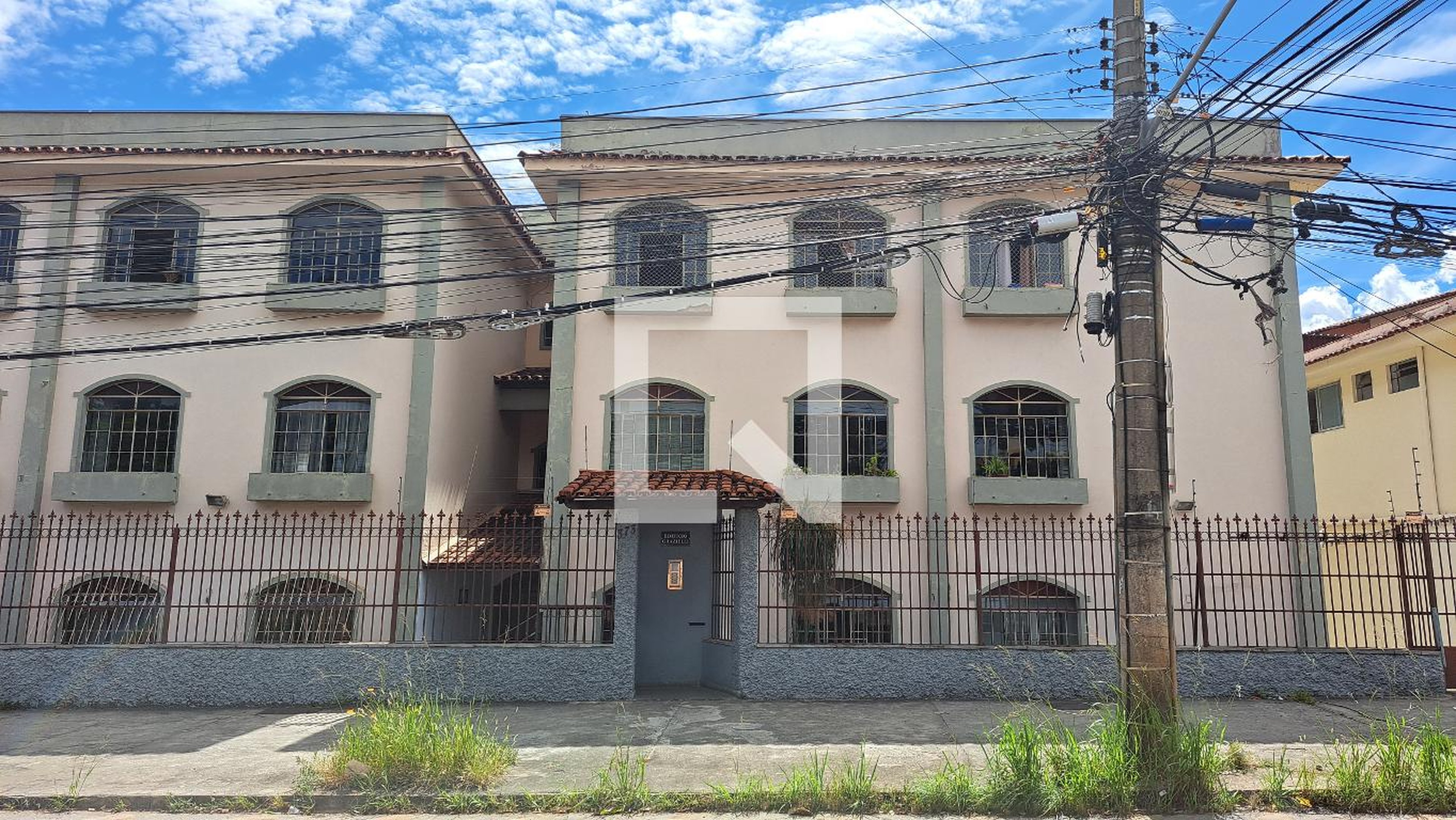 Fachada Condomínio em Rua Izabel Bueno, 373