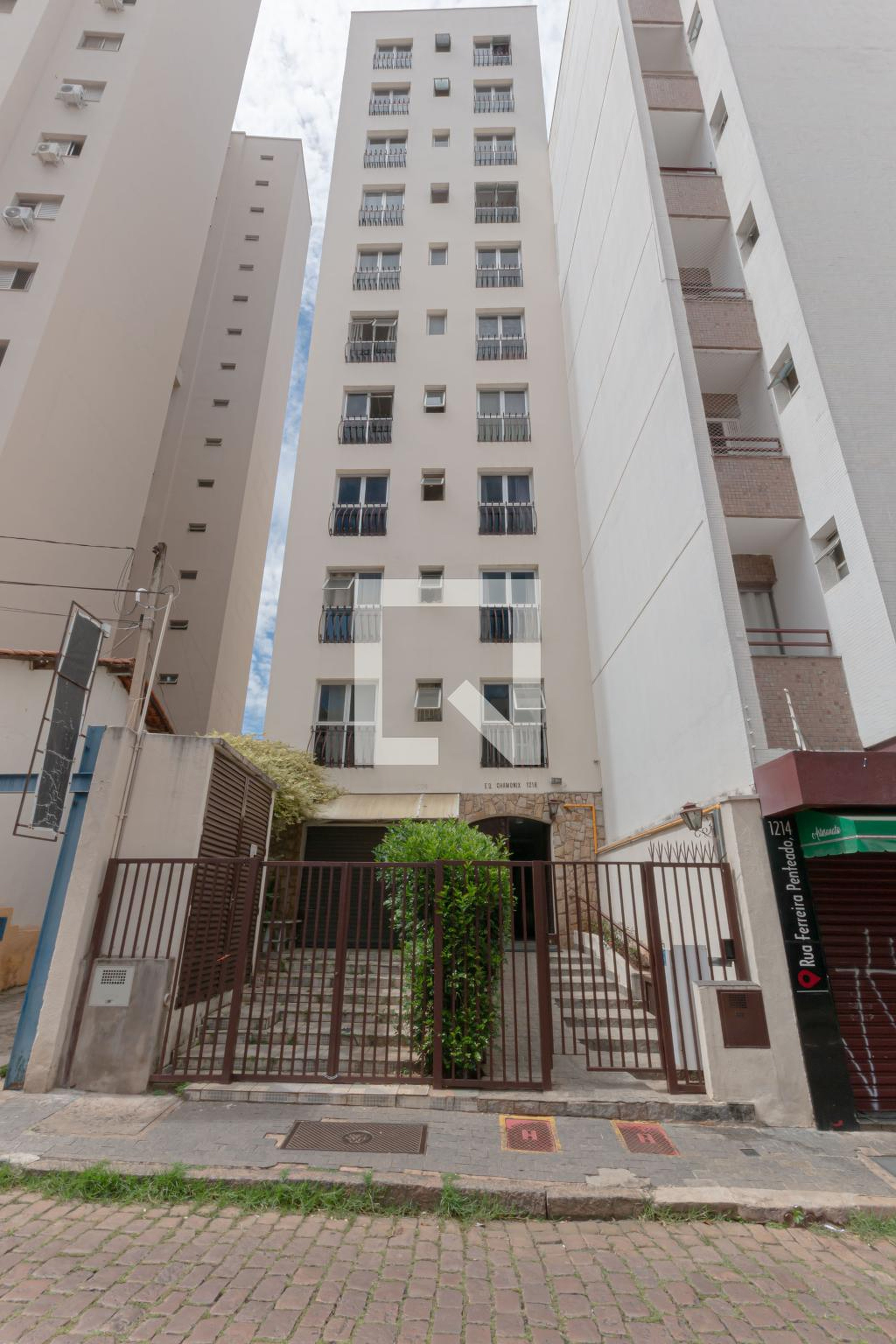fachada Condomínio em Rua Ferreira Penteado, 1218