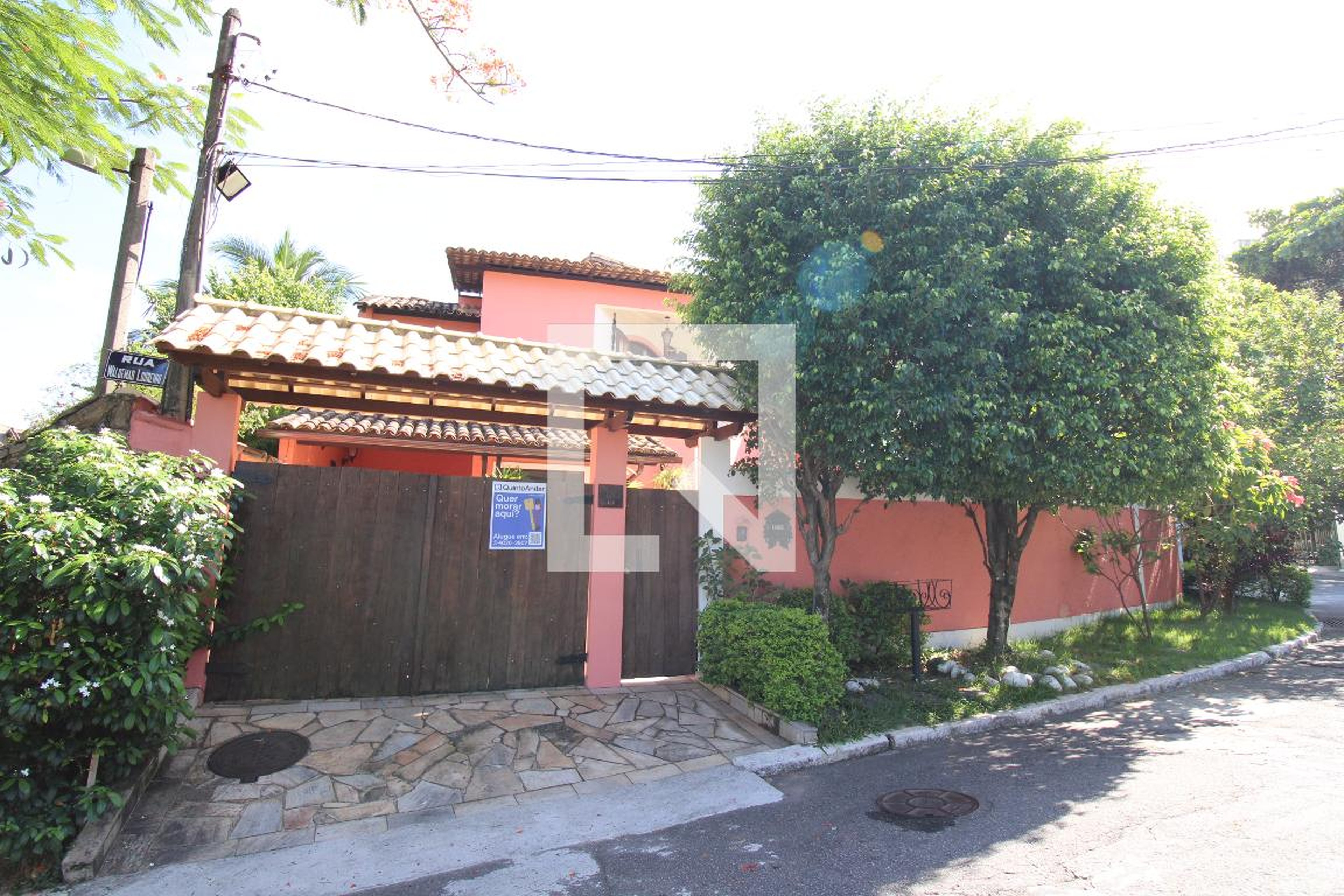 Fachada Condomínio em Rua Waldemar Loureiro, 16