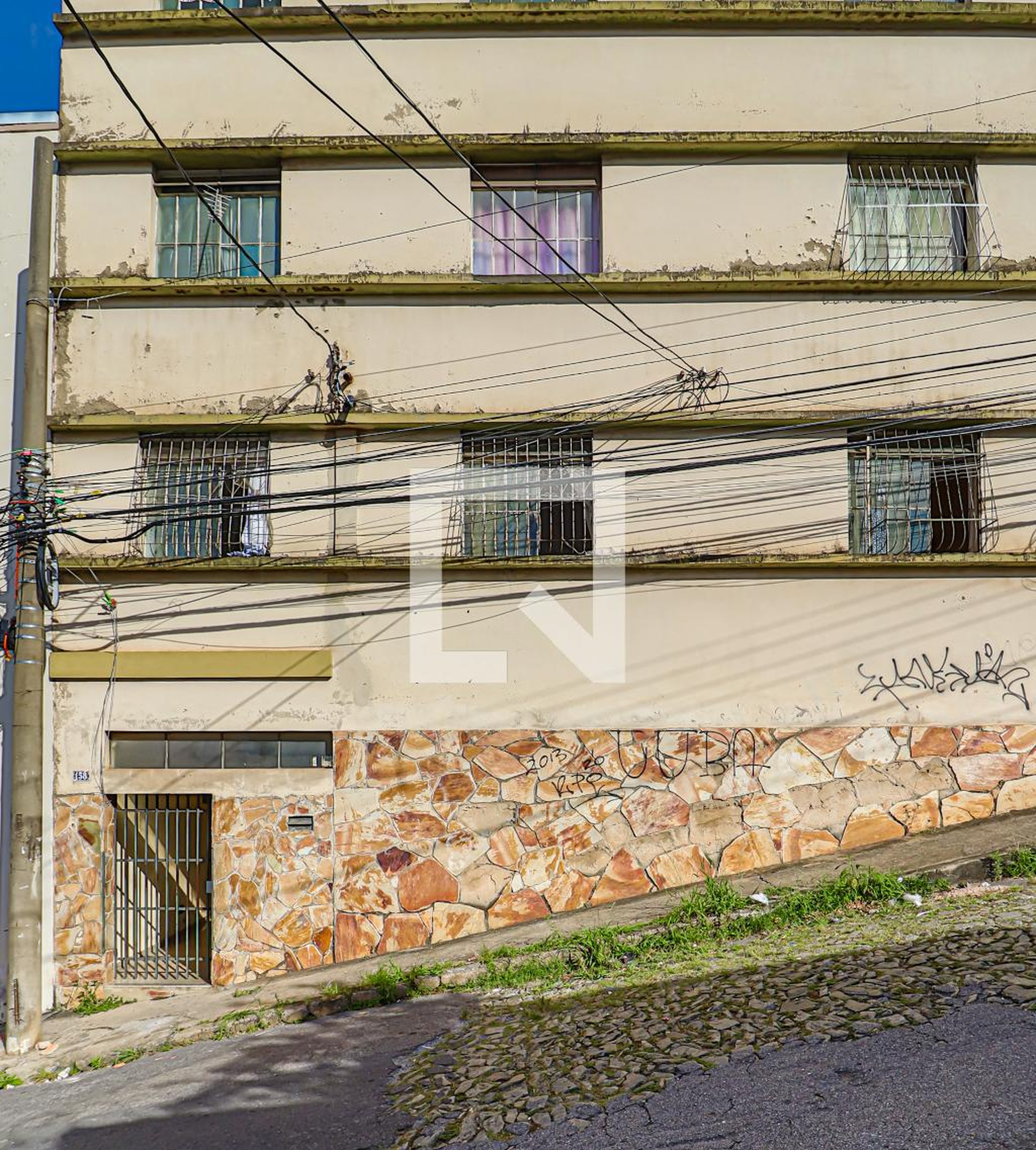 Fachada Condomínio em Rua Jequeri, 158